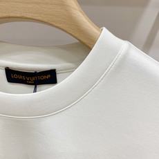 Louis Vuitton 路易威登 2026FW秋冬新款皮标贴绣LV小标短袖T恤✨ 甄选重磅高支棉质面料,质感厚实细腻 Louis Vuitton 路易威登 2026FW秋冬新款皮标贴绣LV小标短袖T恤✨ 甄选重磅高支棉质面料,质感厚实细腻