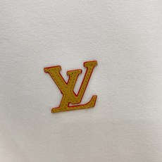 Louis Vuitton 路易威登 2026FW秋冬新款皮标贴绣LV小标短袖T恤✨ 甄选重磅高支棉质面料,质感厚实细腻 Louis Vuitton 路易威登 2026FW秋冬新款皮标贴绣LV小标短袖T恤✨ 甄选重磅高支棉质面料,质感厚实细腻