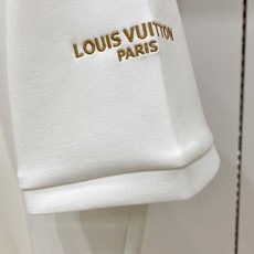 Louis Vuitton 路易威登 2026FW秋冬新款皮标贴绣LV小标短袖T恤✨ 甄选重磅高支棉质面料,质感厚实细腻 Louis Vuitton 路易威登 2026FW秋冬新款皮标贴绣LV小标短袖T恤✨ 甄选重磅高支棉质面料,质感厚实细腻