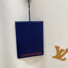 Louis Vuitton 路易威登 2026FW秋冬新款皮标贴绣LV小标短袖T恤✨ 甄选重磅高支棉质面料,质感厚实细腻 Louis Vuitton 路易威登 2026FW秋冬新款皮标贴绣LV小标短袖T恤✨ 甄选重磅高支棉质面料,质感厚实细腻