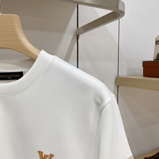 Louis Vuitton 路易威登 2026FW秋冬新款皮标贴绣LV小标短袖T恤✨ 甄选重磅高支棉质面料,质感厚实细腻 Louis Vuitton 路易威登 2026FW秋冬新款皮标贴绣LV小标短袖T恤✨ 甄选重磅高支棉质面料,质感厚实细腻