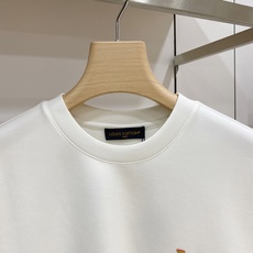 Louis Vuitton 路易威登 2026FW秋冬新款皮标贴绣LV小标短袖T恤✨ 甄选重磅高支棉质面料,质感厚实细腻 Louis Vuitton 路易威登 2026FW秋冬新款皮标贴绣LV小标短袖T恤✨ 甄选重磅高支棉质面料,质感厚实细腻