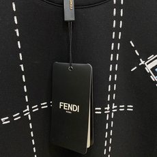 FENDI 芬迪 2026FW秋冬新款虚线格多标刺绣短袖T恤✨ 重磅高支长绒棉,厚实亲肤垂感好,宽松微阔版型,单穿、秋冬 FENDI 芬迪 2026FW秋冬新款虚线格多标刺绣短袖T恤✨ 重磅高支长绒棉,厚实亲肤垂感好,宽松微阔版型,单穿、秋冬