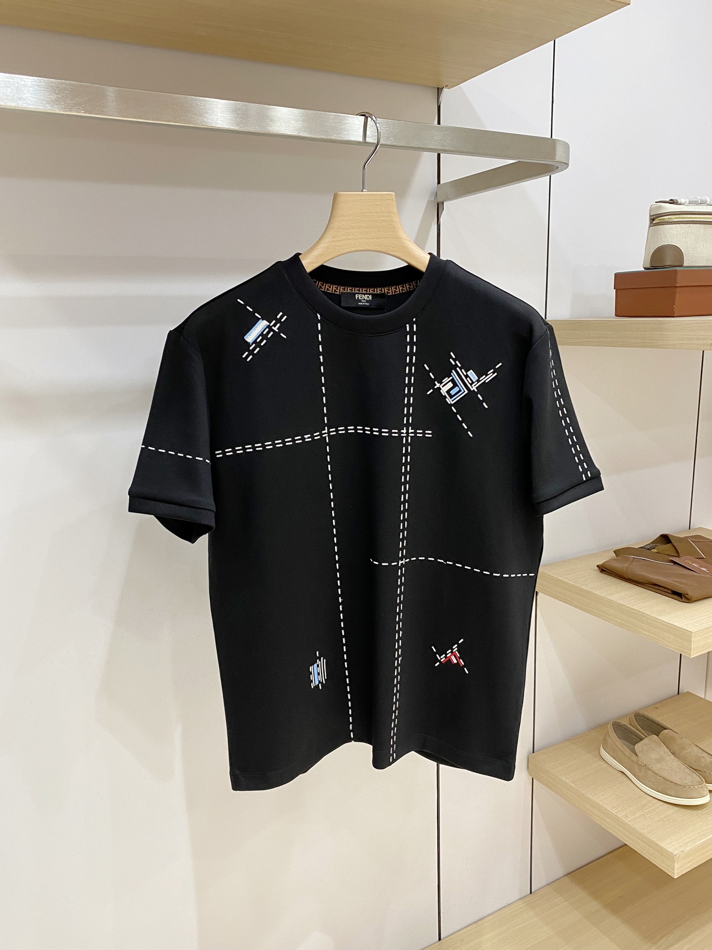 FENDI 芬迪 2026FW秋冬新款虚线格多标刺绣短袖T恤✨ 重磅高支长绒棉，厚实亲肤垂感好，宽松微阔版型，单穿、秋冬