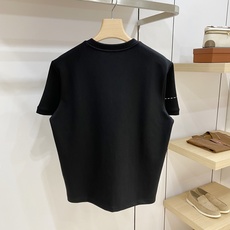 FENDI 芬迪 2026FW秋冬新款虚线格多标刺绣短袖T恤✨ 重磅高支长绒棉,厚实亲肤垂感好,宽松微阔版型,单穿、秋冬 FENDI 芬迪 2026FW秋冬新款虚线格多标刺绣短袖T恤✨ 重磅高支长绒棉,厚实亲肤垂感好,宽松微阔版型,单穿、秋冬