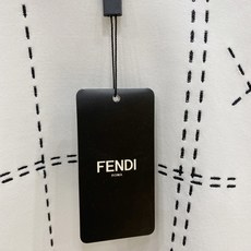 FENDI 芬迪 2026FW秋冬新款虚线格多标刺绣短袖T恤✨ 重磅高支长绒棉,厚实亲肤垂感好,宽松微阔版型,单穿、秋冬 FENDI 芬迪 2026FW秋冬新款虚线格多标刺绣短袖T恤✨ 重磅高支长绒棉,厚实亲肤垂感好,宽松微阔版型,单穿、秋冬