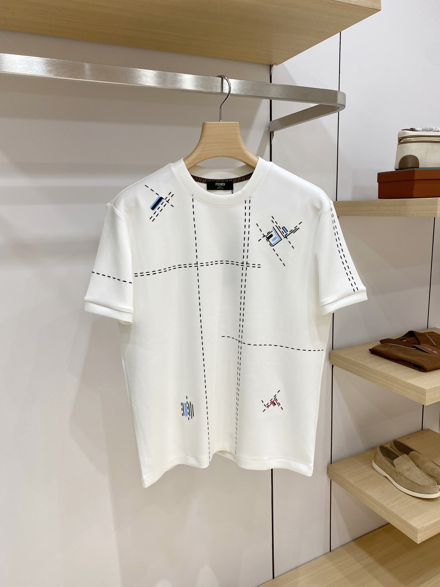 FENDI 芬迪 2026FW秋冬新款虚线格多标刺绣短袖T恤✨ 重磅高支长绒棉，厚实亲肤垂感好，宽松微阔版型，单穿、秋冬