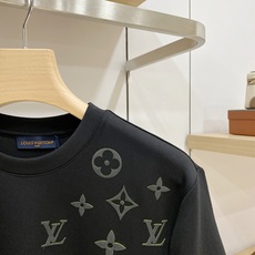 Louis Vuitton 路易威登 2026FW秋冬新款半面立体压胶满花短袖T恤✨ 重磅高支面料,厚实亲肤垂感佳,宽松 Louis Vuitton 路易威登 2026FW秋冬新款半面立体压胶满花短袖T恤✨ 重磅高支面料,厚实亲肤垂感佳,宽松