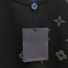 Louis Vuitton 路易威登 2026FW秋冬新款半面立体压胶满花短袖T恤✨ 重磅高支面料,厚实亲肤垂感佳,宽松 Louis Vuitton 路易威登 2026FW秋冬新款半面立体压胶满花短袖T恤✨ 重磅高支面料,厚实亲肤垂感佳,宽松