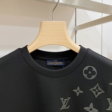 Louis Vuitton 路易威登 2026FW秋冬新款半面立体压胶满花短袖T恤✨ 重磅高支面料,厚实亲肤垂感佳,宽松 Louis Vuitton 路易威登 2026FW秋冬新款半面立体压胶满花短袖T恤✨ 重磅高支面料,厚实亲肤垂感佳,宽松