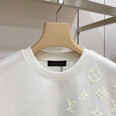 Louis Vuitton 路易威登 2026FW秋冬新款半面立体压胶满花短袖T恤✨ 重磅高支面料,厚实亲肤垂感佳,宽松 Louis Vuitton 路易威登 2026FW秋冬新款半面立体压胶满花短袖T恤✨ 重磅高支面料,厚实亲肤垂感佳,宽松