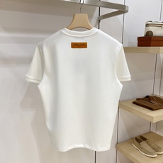 Louis Vuitton 路易威登 2026FW秋冬新款半面立体压胶满花短袖T恤✨ 重磅高支面料,厚实亲肤垂感佳,宽松 Louis Vuitton 路易威登 2026FW秋冬新款半面立体压胶满花短袖T恤✨ 重磅高支面料,厚实亲肤垂感佳,宽松