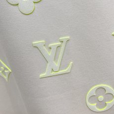 Louis Vuitton 路易威登 2026FW秋冬新款半面立体压胶满花短袖T恤✨ 重磅高支面料,厚实亲肤垂感佳,宽松 Louis Vuitton 路易威登 2026FW秋冬新款半面立体压胶满花短袖T恤✨ 重磅高支面料,厚实亲肤垂感佳,宽松