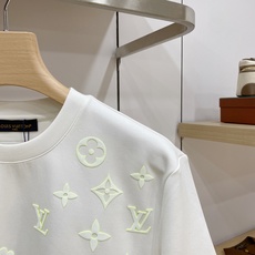 Louis Vuitton 路易威登 2026FW秋冬新款半面立体压胶满花短袖T恤✨ 重磅高支面料,厚实亲肤垂感佳,宽松 Louis Vuitton 路易威登 2026FW秋冬新款半面立体压胶满花短袖T恤✨ 重磅高支面料,厚实亲肤垂感佳,宽松
