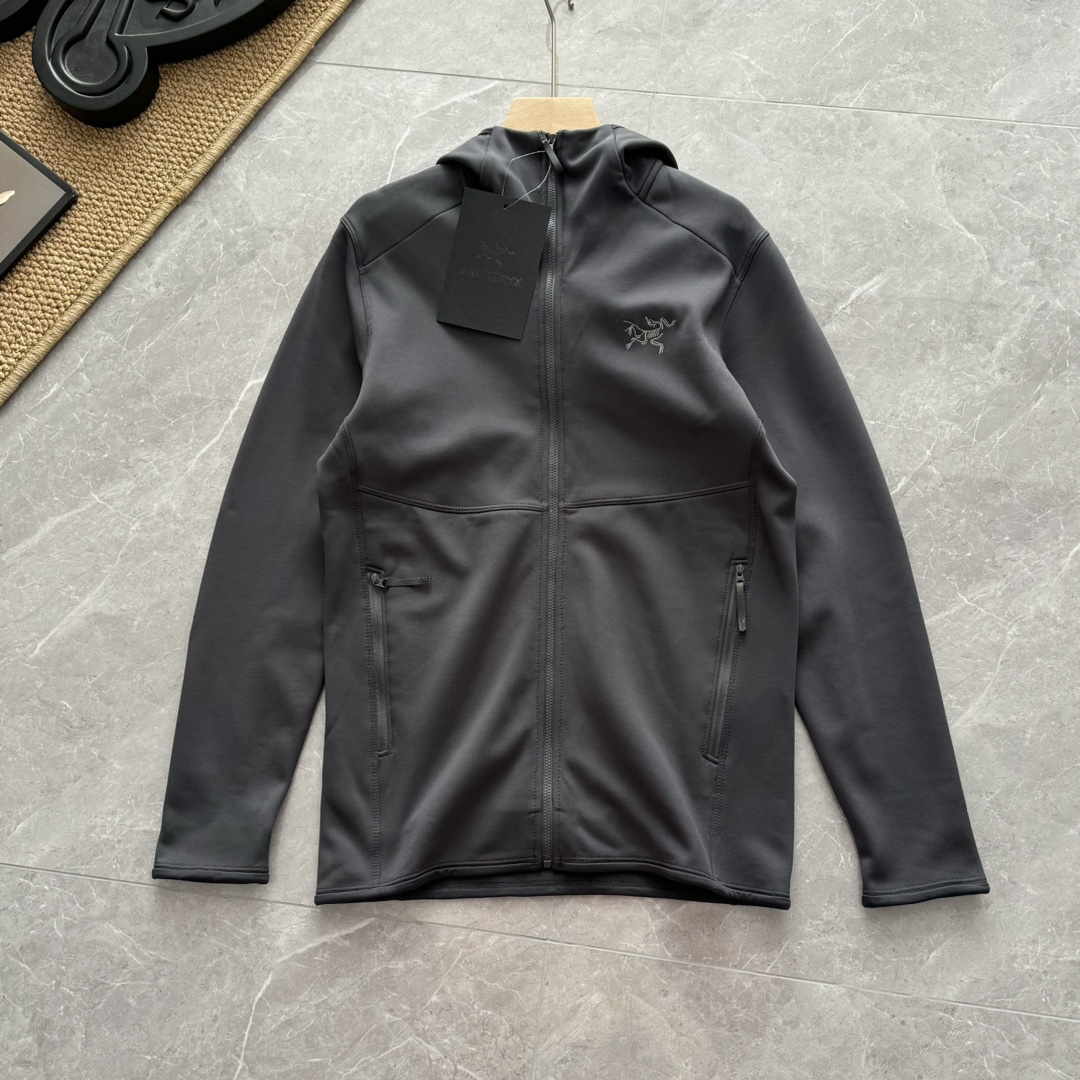 发175💰GW.同步火热销售款!男士户外保暖连帽抓绒衣外套,纯原萨尔瓦多代工出货,X猫线上折扣公价2230➕,三色可选: 黑色,藏青色,深灰色,尺码仅有M-2XL,三标配置,元单货品,质检都是完成以后,整箱渠道货源。这款连帽抓绒衫以环保材料制成,转注打造舒适穿着效果,所用抓绒面料由有机棉和再生涤纶纤维混纺而成,质感细腻绵软 无刺激,保暖 不起球 不沾身。集舒适,技术性能和环保匠心于一体。
高领款式门禁,防风锁温,在不同环境下 给予足够的温暖呵护。胸前精致刺绣LOGO,采用优质丝线,醒目而自然,磨毛口袋,带来柔软的质感,螺纹拼接袖口袖➕下摆,自带运动属性!!!
升价裁剪工艺,更加符合人体工程学,在两侧为达到最佳合体效果,采用多片拼接,以保证最好的包裹舒适性
颜色 :黑色、深灰色、藏青色
尺码 :M-XXL
M 衣长 68 胸围 50 肩宽41 袖长 61.5
L 衣长 70 胸围 52.5 肩宽43 袖长 63
XL 衣长 72 胸围 55 肩宽45 袖长 64.5
XXL 衣长 74 胸围 57 肩宽47 袖长 66
m-建议130斤以内穿,L建议150斤以内穿
xl-建议170斤以内穿,xxl-建议190以内穿