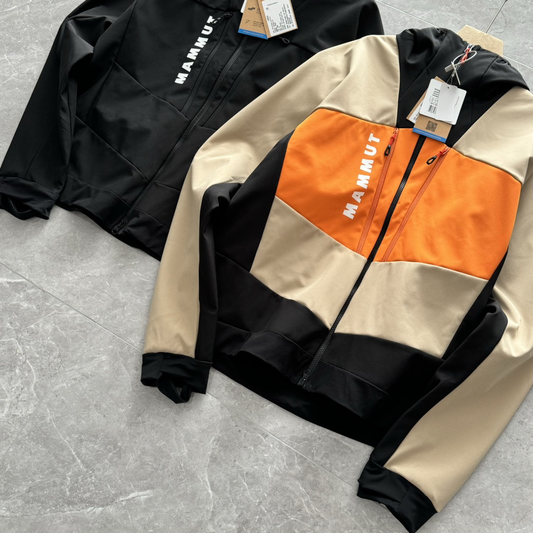 发215💰大象🐘Winterfield 男士防风防泼水抓绒保暖软壳夹克上衣,一件小众顶级户外的运动佳品,X猫同步在售3000+公价,不到一折的售价,入手一件春季舒适保暖 兼具户外运动功能属性的软壳冲锋衣 夹克,防风 防泼水的面料,采用客供定制Mammut SOFtech TM弹性软壳面料,经过不含PFC的DWR处理,不仅耐脏耐磨且具有良好的运动自由,增加面料延伸空间,无论是登山 徒步 游玩 一件软壳冲锋衣 可以给到你很好的呵护以及穿搭行。衣帽可调节的弹力抽绳,可头盔兼容的设计,三点调节,在骑行时更加灵活,不影响视线,门禁定制YKK VISLON双向拉链闭合,做到自由的开合尺度,也能加速内部散热效果,下摆内里对称抽绳,可在保暖防风时扎紧下摆,提升内部温度,三层软壳结构,内附保暖抓绒材质,轻便舒适,隔绝寒冷空气侵入,3D立体剪裁工艺,大身多片拼接,更加符合亚洲人体工程学的标准,保证了上身合体有型,运动时无拘无束。
尺码:M-2XL
颜色:黑色 卡其
尺码表:
胸围 肩连袖 衣长 推荐(斤)
M 110 82 70 110-130
L 114 83 71 130-150
XL 118 84 72 150-170
XXL 122 85 73 170-190