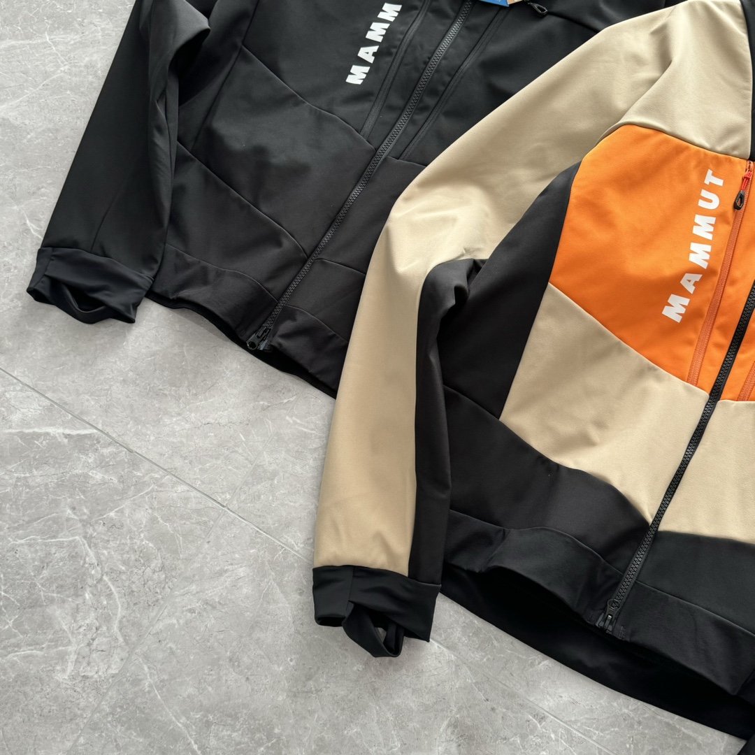 发215💰大象🐘Winterfield 男士防风防泼水抓绒保暖软壳夹克上衣,一件小众顶级户外的运动佳品,X猫同步在售3000+公价,不到一折的售价,入手一件春季舒适保暖 兼具户外运动功能属性的软壳冲锋衣 夹克,防风 防泼水的面料,采用客供定制Mammut SOFtech TM弹性软壳面料,经过不含PFC的DWR处理,不仅耐脏耐磨且具有良好的运动自由,增加面料延伸空间,无论是登山 徒步 游玩 一件软壳冲锋衣 可以给到你很好的呵护以及穿搭行。衣帽可调节的弹力抽绳,可头盔兼容的设计,三点调节,在骑行时更加灵活,不影响视线,门禁定制YKK VISLON双向拉链闭合,做到自由的开合尺度,也能加速内部散热效果,下摆内里对称抽绳,可在保暖防风时扎紧下摆,提升内部温度,三层软壳结构,内附保暖抓绒材质,轻便舒适,隔绝寒冷空气侵入,3D立体剪裁工艺,大身多片拼接,更加符合亚洲人体工程学的标准,保证了上身合体有型,运动时无拘无束。
尺码:M-2XL
颜色:黑色 卡其
尺码表:
胸围 肩连袖 衣长 推荐(斤)
M 110 82 70 110-130
L 114 83 71 130-150
XL 118 84 72 150-170
XXL 122 85 73 170-190