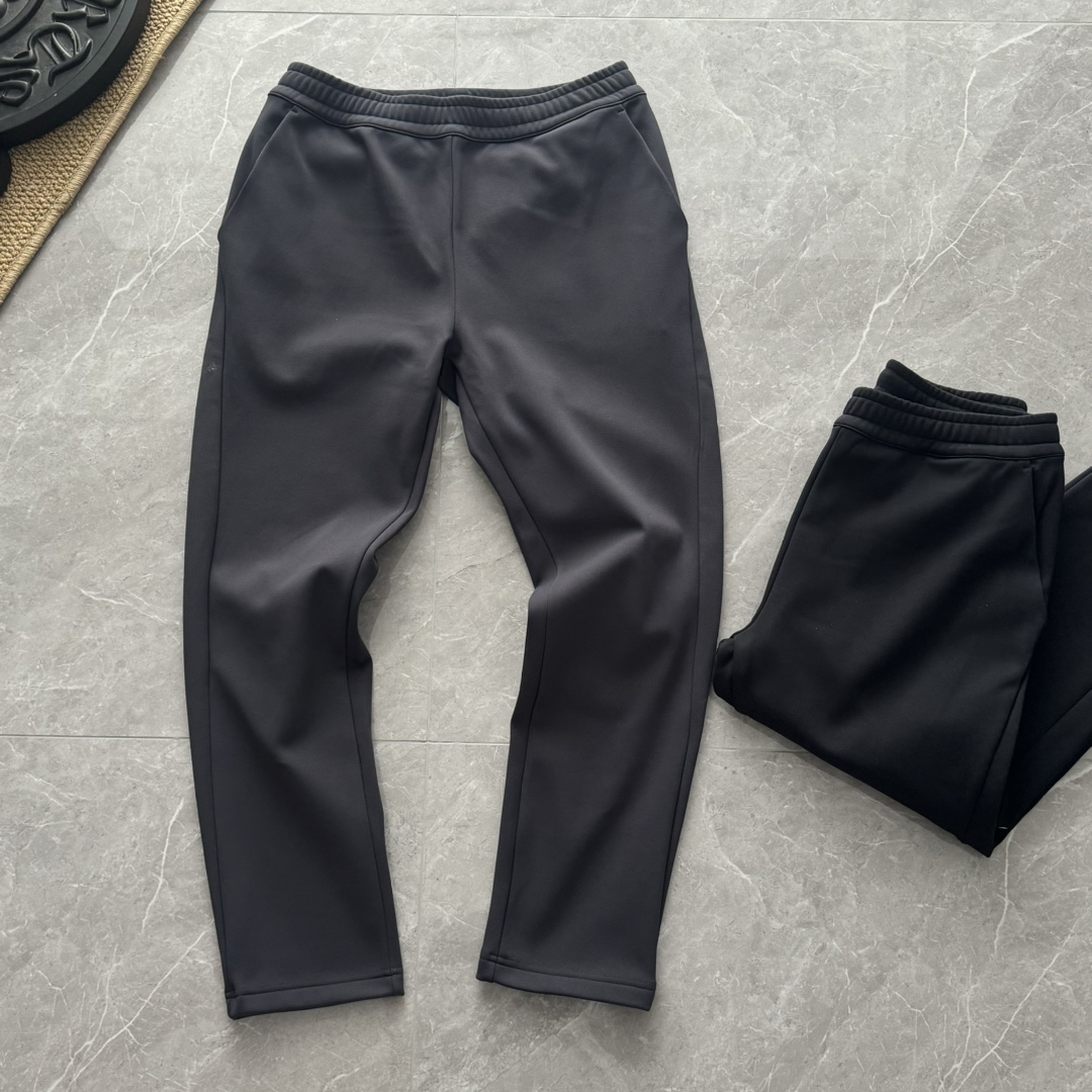 💰240
HELLY HANSEN/HH 24冬季男士户外运动舒适长裤CREW系列
460g高克重面料,T031功能纤维280克复合糯米绒180克。超级棒的手感!!
挪威高端户外品牌 真正有品位的男裤。给家里的男士囤起来!集户外与运动休闲于一体 延续了运动跑步的专业性能 同时又具备城市休闲通勤风格。
线条流畅的版型,基础直筒满足运动所需
两侧拉链口袋设计,百搭简约
后膝盖处设计HH logo,低调品味体现
便利的抽绳系带裤腰设计,轻松适配不同体型,上身利落不拖沓
裤型超赞,是日常通勤休闲都可以的那一款!
你需要这样一款版型到位、品质合格的休闲卫裤~
你们收到上手摸一下就知道了!区别市面通货!
颜色:黑色 深灰色
尺码:M L XL XXL
尺码: M L XL 2XL
腰围: 78 82 86 90
臀围: 110 114 118 122
裤长: 100 102 104 106
尺码推荐:
110–130斤适合M 130–150斤适合L
150–170斤适合XL 170–190斤适XXL