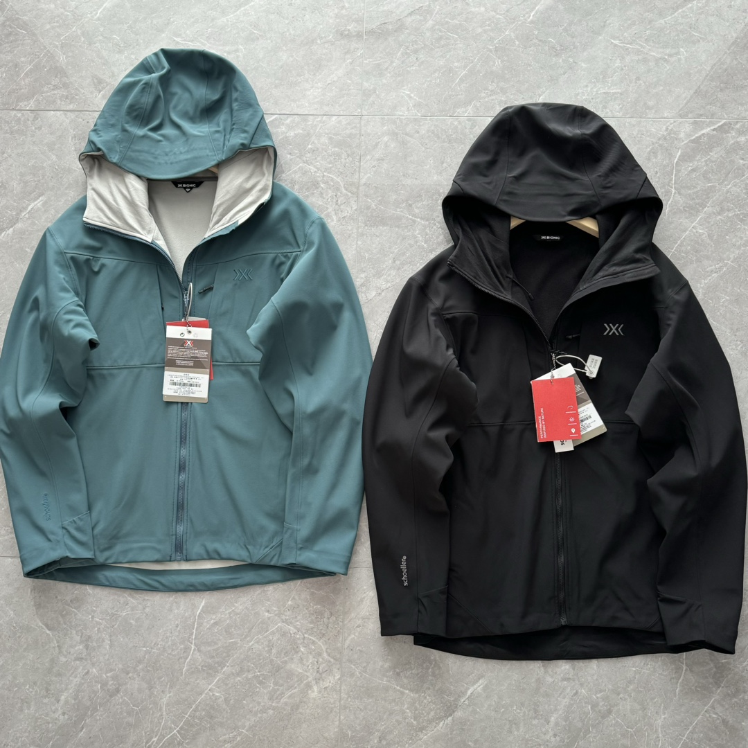 发285💰!顶级品质!全身压胶!
2025X-BIONIC风遁Schoeller户外加绒软壳外套 做工复杂压胶战神软壳衣户外加绒保暖防风防泼水连帽压胶拼接夹克冲锋衣软壳外套!3D立体刺绣标设计,前插袋和两侧胸袋,满足多种置物需求,等大家拿到手之后,可以细细观察,咱们衣服的走线精巧,非常的有质感!让衣服看上去低调又不失高调帽子设计侧边带弹力拉绳可调节。帽檐护颈贴身,衣服拉链外也带走一层压胶设计,连帽抽绳,抗风御寒秋冬全天性防护!
颜色:黑色 蓝色
尺码:M-XXL
M胸围114下摆108肩宽49袖长62衣长71
L胸围118下摆112肩宽50.5袖长63衣长73
XL胸围122下摆116肩宽52袖长64衣长75
XXL胸围126下摆120肩宽53.5袖长65衣长77