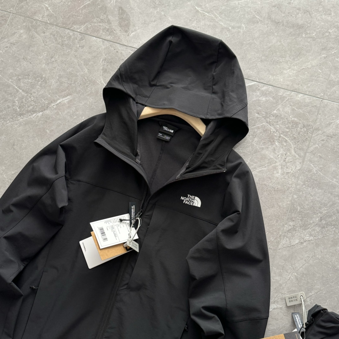 发215💰北面男防风防泼水软壳外套连帽夹克户外TheNorthFace|89TK
连衣帽
休闲运动 挡风呵护
功能性胸袋
造型感与实用性兼具
WINDWALL
经防泼水处理 耐久防
WINDWALL 防风防泼水面料
经 DWR防泼水处理,有效抵御冷风入侵,减少身体热量损失;
同时维持足够空气流动,确保干燥不闷,适合多变天气。
衣服下摆 有抽绳调节
颜色 黑色 (尺码偏大)
M连肩80袖胸围110后衣长72
建议110-135斤
L连肩82袖胸围114后衣长74
建议135-155斤
XL连肩83袖胸围118后衣长76
建议155-175斤
XXL连肩84袖胸围122后衣长78
建议175-200斤