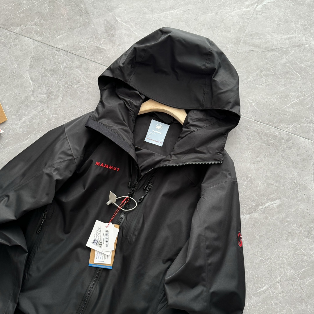 发350💰全压胶硬壳版本 带内衬!
代购品质🐮货!
爆款红标🐘再度来袭!
给你不一样的穿衣体验!
2025MAMMUT猛犸象Ayako Pro2.0男款透气防风防水经典红标硬壳夹克外套!
必入!!!超级牛货,自留款,上身超级帅!
纯原厂代工出品的原单货,一件小众顶级户外的运动佳品,X猫同步在售3900+公价,不到一折的售价,入手一件春季舒适保暖 兼具户外运动功能属性的软壳冲锋衣 夹克,防风 防泼水的面料,采用客供定制Mammut SOFtech TM弹性软壳面料,经过不含PFC的DWR处理,不仅耐脏耐磨且具有良好的运动自由,增加面料延伸空间,无论是登山 徒步 游玩 一件软壳冲锋衣 可以给到你很好的呵护以及穿搭行。衣帽可调节的弹力抽绳,可头盔兼容的设计,三点调节,在骑行时更加灵活,不影响视线,门禁定制YKK VISLON双向拉链闭合,做到自由的开合尺度,也能加速内部散热效果,下摆内里对称抽绳,可在保暖防风时扎紧下摆,提升内部温度,三层软壳结构,轻便舒适,隔绝寒冷空气侵入,3D立体剪裁工艺,大身多片拼接,更加符合亚洲人体工程学的标准,保证了上身合体有型,运动时无拘无束。
颜色:黑色
尺码:S-XL
尺码表
S胸围112下摆108袖长61衣长70推荐-100-120斤
M胸围116下摆112袖长62衣长72推荐120-150斤
L胸围120下摆116袖长63衣长74推荐150-170斤
XL胸围124下摆120袖长64衣长76推荐170-190斤