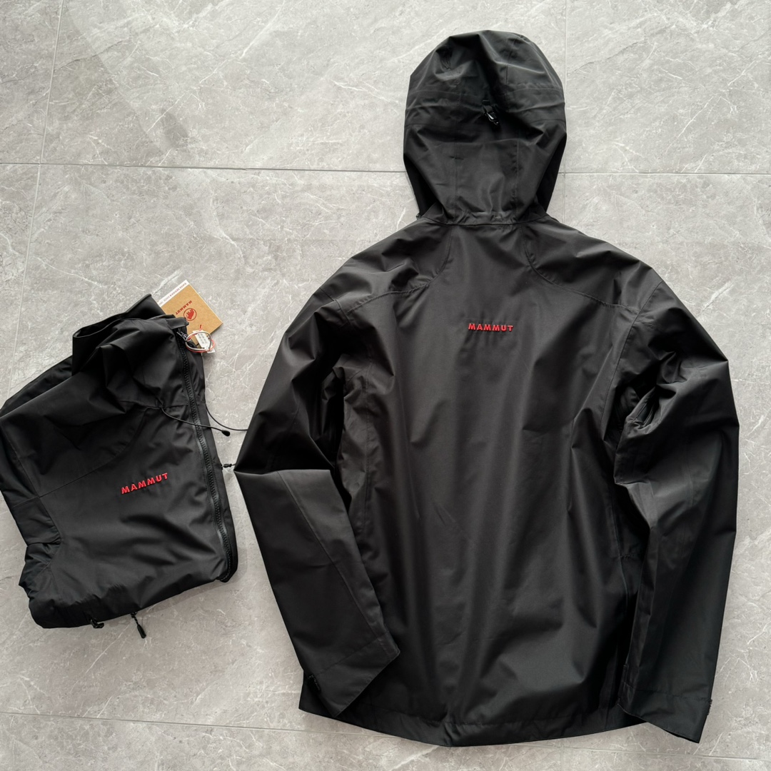 发350💰全压胶硬壳版本 带内衬!
代购品质🐮货!
爆款红标🐘再度来袭!
给你不一样的穿衣体验!
2025MAMMUT猛犸象Ayako Pro2.0男款透气防风防水经典红标硬壳夹克外套!
必入!!!超级牛货,自留款,上身超级帅!
纯原厂代工出品的原单货,一件小众顶级户外的运动佳品,X猫同步在售3900+公价,不到一折的售价,入手一件春季舒适保暖 兼具户外运动功能属性的软壳冲锋衣 夹克,防风 防泼水的面料,采用客供定制Mammut SOFtech TM弹性软壳面料,经过不含PFC的DWR处理,不仅耐脏耐磨且具有良好的运动自由,增加面料延伸空间,无论是登山 徒步 游玩 一件软壳冲锋衣 可以给到你很好的呵护以及穿搭行。衣帽可调节的弹力抽绳,可头盔兼容的设计,三点调节,在骑行时更加灵活,不影响视线,门禁定制YKK VISLON双向拉链闭合,做到自由的开合尺度,也能加速内部散热效果,下摆内里对称抽绳,可在保暖防风时扎紧下摆,提升内部温度,三层软壳结构,轻便舒适,隔绝寒冷空气侵入,3D立体剪裁工艺,大身多片拼接,更加符合亚洲人体工程学的标准,保证了上身合体有型,运动时无拘无束。
颜色:黑色
尺码:S-XL
尺码表
S胸围112下摆108袖长61衣长70推荐-100-120斤
M胸围116下摆112袖长62衣长72推荐120-150斤
L胸围120下摆116袖长63衣长74推荐150-170斤
XL胸围124下摆120袖长64衣长76推荐170-190斤