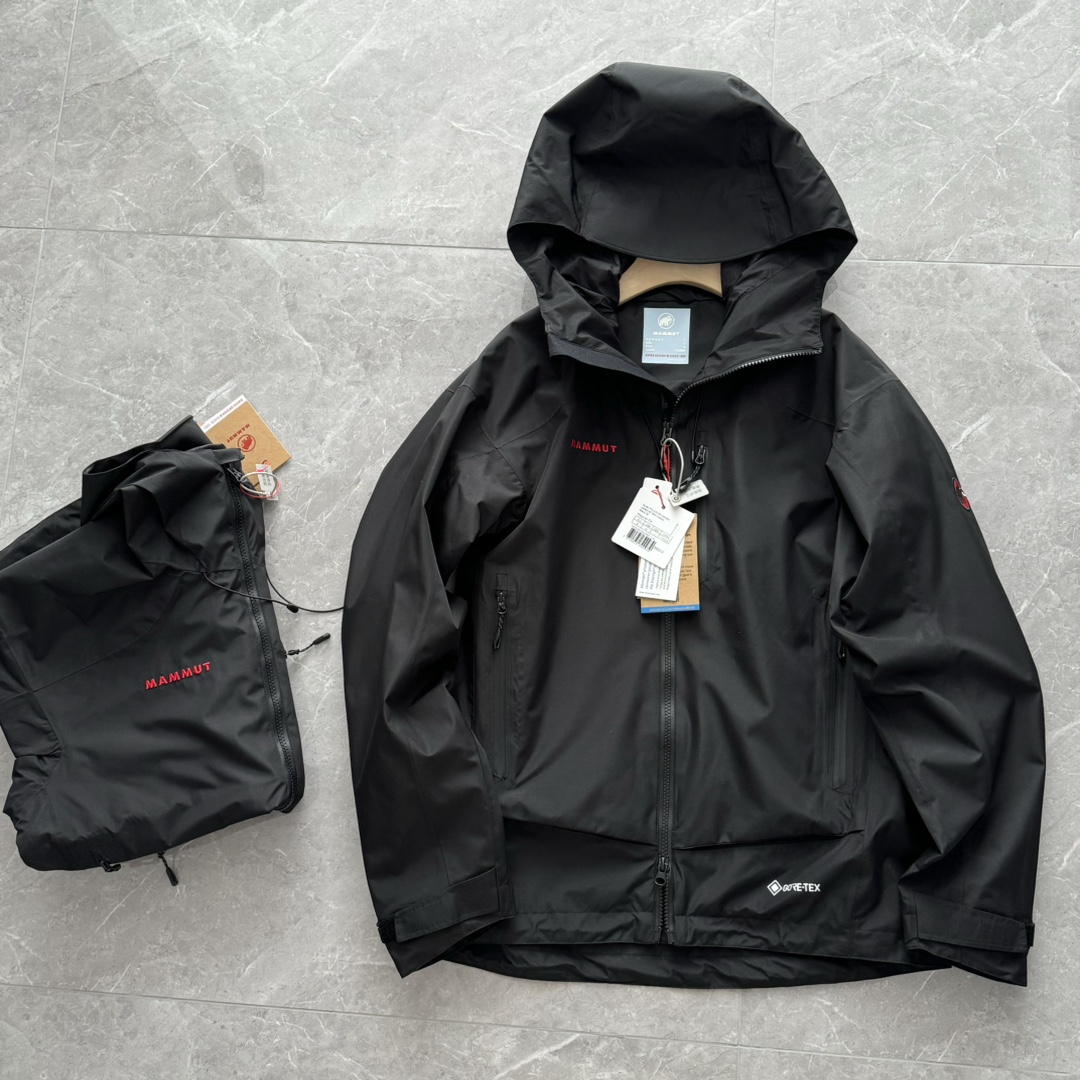 发350💰全压胶硬壳版本 带内衬!
代购品质🐮货!
爆款红标🐘再度来袭!
给你不一样的穿衣体验!
2025MAMMUT猛犸象Ayako Pro2.0男款透气防风防水经典红标硬壳夹克外套!
必入!!!超级牛货,自留款,上身超级帅!
纯原厂代工出品的原单货,一件小众顶级户外的运动佳品,X猫同步在售3900+公价,不到一折的售价,入手一件春季舒适保暖 兼具户外运动功能属性的软壳冲锋衣 夹克,防风 防泼水的面料,采用客供定制Mammut SOFtech TM弹性软壳面料,经过不含PFC的DWR处理,不仅耐脏耐磨且具有良好的运动自由,增加面料延伸空间,无论是登山 徒步 游玩 一件软壳冲锋衣 可以给到你很好的呵护以及穿搭行。衣帽可调节的弹力抽绳,可头盔兼容的设计,三点调节,在骑行时更加灵活,不影响视线,门禁定制YKK VISLON双向拉链闭合,做到自由的开合尺度,也能加速内部散热效果,下摆内里对称抽绳,可在保暖防风时扎紧下摆,提升内部温度,三层软壳结构,轻便舒适,隔绝寒冷空气侵入,3D立体剪裁工艺,大身多片拼接,更加符合亚洲人体工程学的标准,保证了上身合体有型,运动时无拘无束。
颜色:黑色
尺码:S-XL
尺码表
S胸围112下摆108袖长61衣长70推荐-100-120斤
M胸围116下摆112袖长62衣长72推荐120-150斤
L胸围120下摆116袖长63衣长74推荐150-170斤
XL胸围124下摆120袖长64衣长76推荐170-190斤