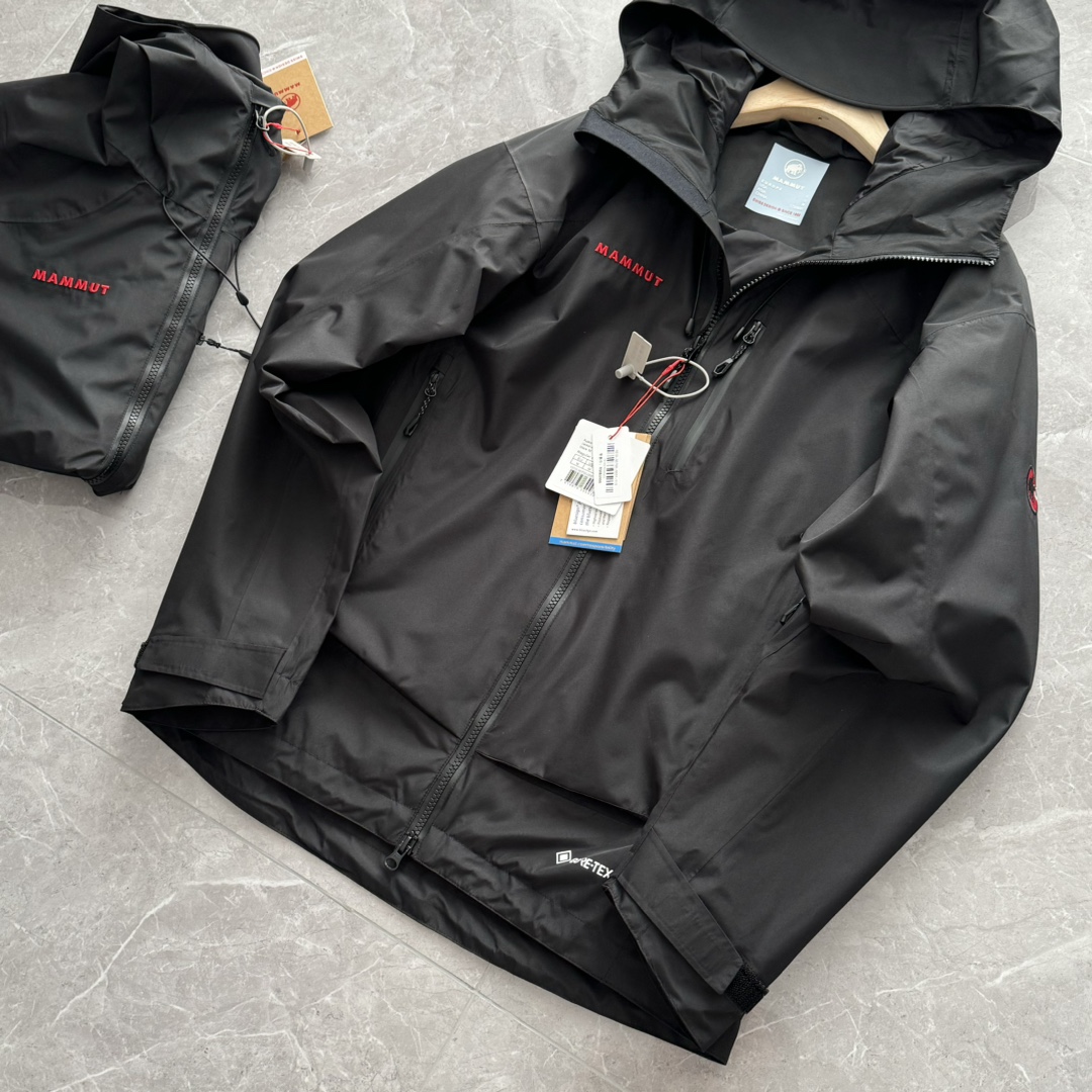 发350💰全压胶硬壳版本 带内衬!
代购品质🐮货!
爆款红标🐘再度来袭!
给你不一样的穿衣体验!
2025MAMMUT猛犸象Ayako Pro2.0男款透气防风防水经典红标硬壳夹克外套!
必入!!!超级牛货,自留款,上身超级帅!
纯原厂代工出品的原单货,一件小众顶级户外的运动佳品,X猫同步在售3900+公价,不到一折的售价,入手一件春季舒适保暖 兼具户外运动功能属性的软壳冲锋衣 夹克,防风 防泼水的面料,采用客供定制Mammut SOFtech TM弹性软壳面料,经过不含PFC的DWR处理,不仅耐脏耐磨且具有良好的运动自由,增加面料延伸空间,无论是登山 徒步 游玩 一件软壳冲锋衣 可以给到你很好的呵护以及穿搭行。衣帽可调节的弹力抽绳,可头盔兼容的设计,三点调节,在骑行时更加灵活,不影响视线,门禁定制YKK VISLON双向拉链闭合,做到自由的开合尺度,也能加速内部散热效果,下摆内里对称抽绳,可在保暖防风时扎紧下摆,提升内部温度,三层软壳结构,轻便舒适,隔绝寒冷空气侵入,3D立体剪裁工艺,大身多片拼接,更加符合亚洲人体工程学的标准,保证了上身合体有型,运动时无拘无束。
颜色:黑色
尺码:S-XL
尺码表
S胸围112下摆108袖长61衣长70推荐-100-120斤
M胸围116下摆112袖长62衣长72推荐120-150斤
L胸围120下摆116袖长63衣长74推荐150-170斤
XL胸围124下摆120袖长64衣长76推荐170-190斤