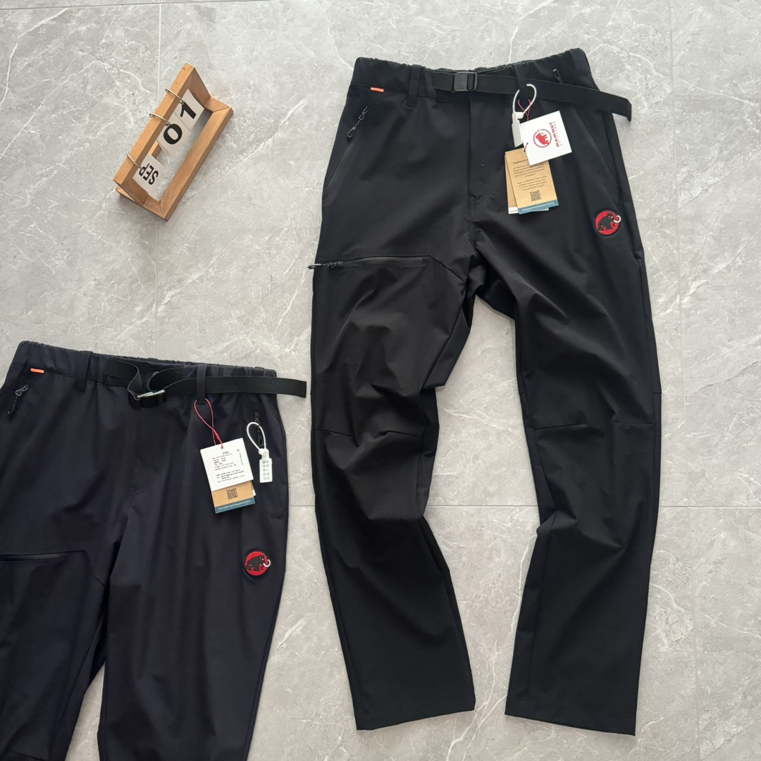 发145 新品【红标经典】 MAMMUT猛马象 Yadkin 2.0户外防风防泼水耐磨软壳长裤,纯原越南代工出货,超值入手,春季户外性能软壳长裤,兼顾都市休闲穿着,采用舒适的双层织物软壳面料制成,经过不含PFC的DWR处理,不仅耐脏防风防泼水,且具有良好的运动自如性,轻量化客供定面料,防刮耐磨 抗皱免烫,尤其户外活动时,更为从容应对,以及面对天气变化时,无惧风雨,一体化织带腰带,卡扣设计,方便舒适,结合松紧弹力腰围,贴合度好,灵活自由调节,两侧个带拉链的前侧口袋,能安全收纳更多物品,大腿位置拉链的腿部口袋,全部加挂绳,户外攀岩 登山保护性更好,正面经典红标猛犸象刺绣LOGO,彰显品牌格调,3D立体剪裁完美塑形,拥有出色的灵活自在,对于腿部没有任何束缚问题. 颜色:黑色 腰围 裤长 S 76 101 M 78 102 L 80 103 XL 82 104 2XL 86 105 S码适合110-130斤穿,M码适合130-150斤穿 L码适合150-165斤穿,XL码适合165-185斤穿2XL适合185-200斤穿