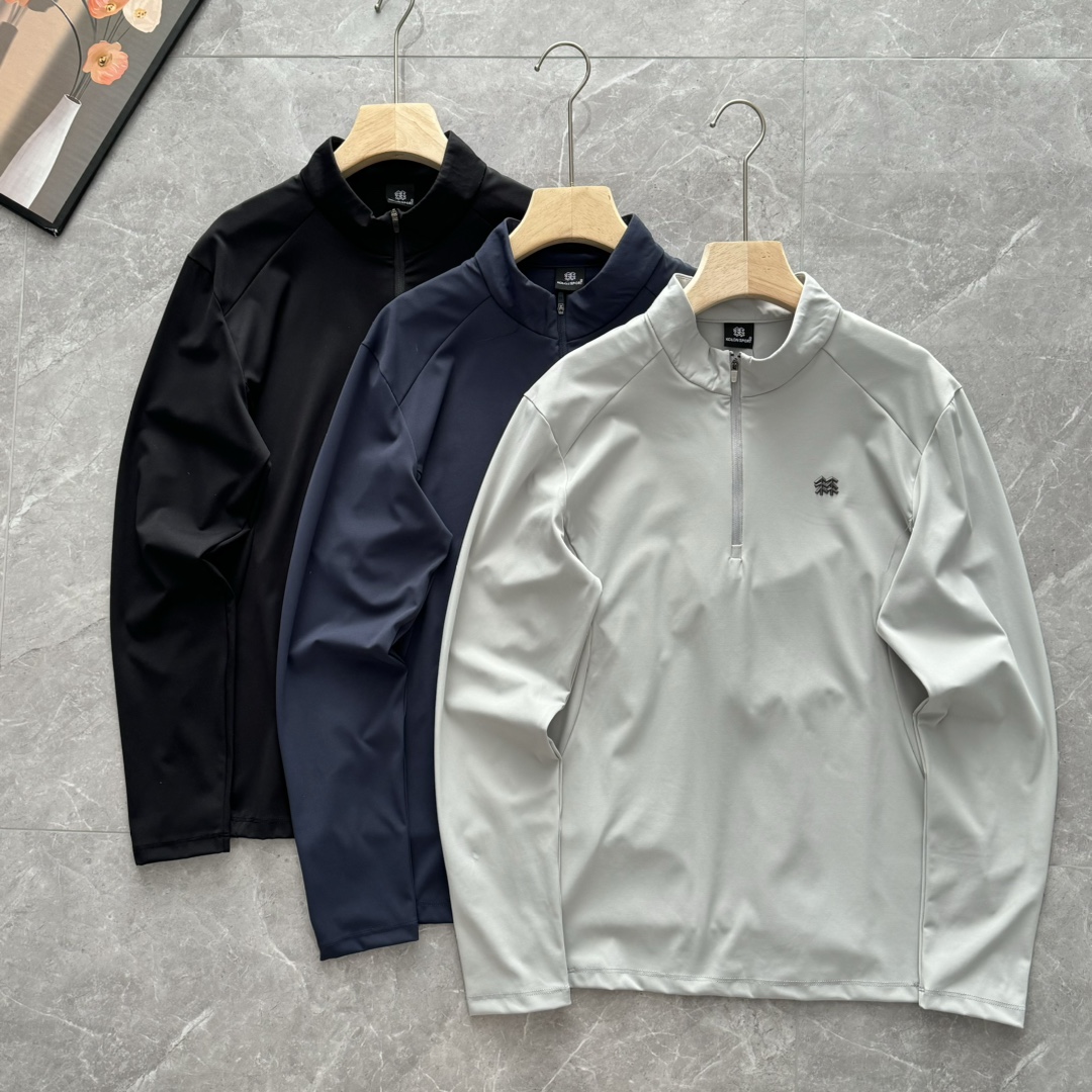 发120💰！可隆 KOLON SPORT男女款情侣户外运动上衣露营半拉链速干长袖打底衫 ，衫秋新品高端修身版立领半拉链硅胶标 柜子同步：亲肤舒适易于打理！非常的简洁大气！无论什么年龄段穿起来都很大气。面料自带弹力，上身舒适度高，看似修身不紧身，无论家居还是户外首选款！简约的设计，延续户外经典，订制原版面料！独一无二！手感质感都是无敌的存在！高温固色！不存在掉色的问题 ，黑色洗的时候有轻微浮色属于正常现象，那是洗的时候有浮色，不属于掉色。不影响穿着。面料采用进口Z定织定染全新面料，布面干净，布纹清晰，柔软舒适。釆用定染无色差。环保进口材料硅胶标，立体美观。辅料三标齐全，原版货就这一波，男士必备
颜色 ：黑色 藏青 灰色

尺码：M～XXL
尺码    M     L     XL   XXL
肩宽       落肩袖子
胸围  100  104  108  112
衣长   66    68    70    72