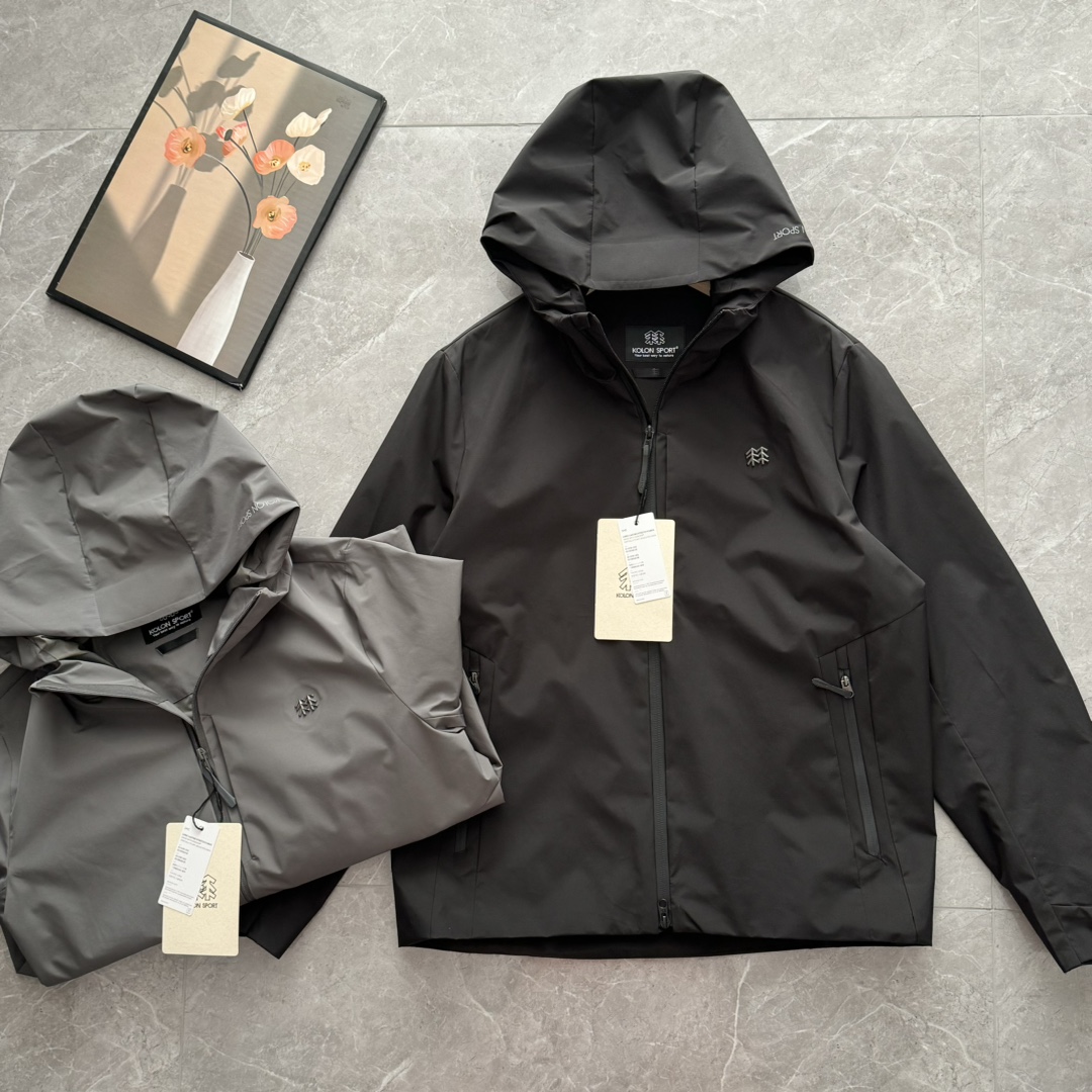 发 KOLON SPORT可隆男士冲锋服防水夹克2L防风上衣户外外套冲锋衣1级 货号:LHJK5MNT01 官W价 25年新款,高难度夹克冲锋衣,定制户外2L防水面料,常规轻量,超强耐磨性.硬穿户外,持久防水防风,适应换季及山野多变天气,舒适透湿,身心自由呼吸.不闷汗. 连帽款式也持加防风效果,前后可调节,提升贴合度和防护性,热压贴合帽檐,高级感外观,就连袖口定制弧形延长袖口,搭配魔术贴收束,更有效防风防刮伤 前门襟搭配双向定制大树防水拉链设计,防风保暖的同时,拉链从底部拉开,增加活动幅度.侧边防水拉链插袋,收纳更安全更便捷,出门户外旅行、徒步、登山放放手机车钥匙更贴心 整件衣服3D立体裁剪,全身线条流畅,符合人体工学,立体肘部设计细节,提高户外运动的舒适性.胸口定制高温热压垫片,原版才有的品质.一定要入,超高性价比,两个颜色都是主推色,售完无补 颜色:黑色 灰色 肩宽 43 45 47 49 胸围 112 116 120 124 衣长 69 71 73 74