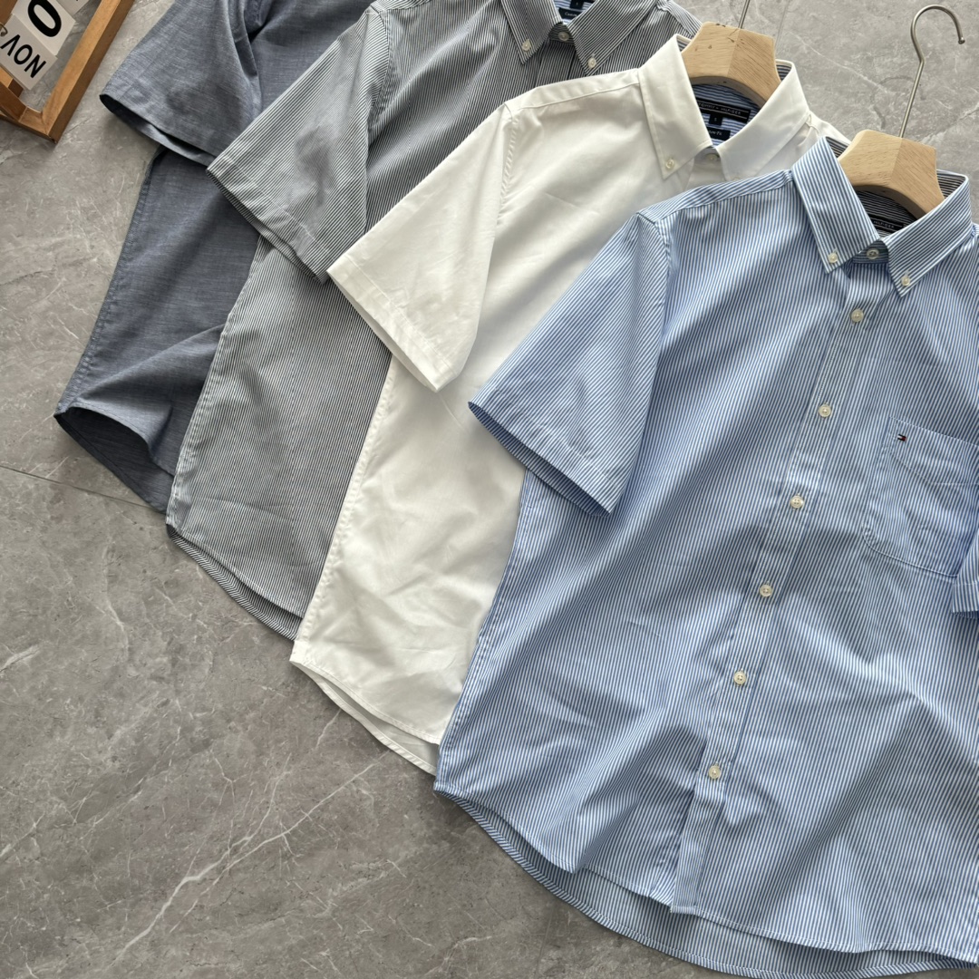 特价p70💰【放心卖库存充足！尺码齐全】低价跑量，不退换❗tommy汤米最新款！东莞联泰益达代工出货！他家常年代工Polo，Tommy！有大码！
夏季新款一批T家原货短袖衬衫福利给大家！
主要是现阶段市面流通的优质衬衫非常少！夏天男人没有一件硬核衬衫总说不过去！
这次还是联泰公司的货！非常稳的原货！
签了协议：保留领标和部分水洗标！三联吊牌一律拆除！这次带来的是定织面料衬衫，高端全棉牛津纺！
相对纯色衬衫来说，定织印花衬衫的价格要高到1.5倍！这款衬衫采用60支定织的牛津纺面料
经过水洗工艺后，手感非常细腻舒适
小尖扣领设计，时尚大气
精致裁剪，版型没的说，后背工字褶分叉式后过肩！
欧版宽松版型，大个子的福利！

尺码：S到XXL
颜色：白色，灰色，蓝条纹，黑条纹

尺码		SM	L	XL	XXL
领围	39	40	41.5	43	44.5
胸围	106	110	118	122	127
腰围	102	106	114	118	123
肩宽	44	47	48	50	52
衣长	73.5	75	78.5	79	81
袖长	23.5	24.5	25.2	25.8	26.4

S适合120到140斤
M适合145到160斤
L适合165到180斤
XL适合185到195斤
2xL适合200斤左右