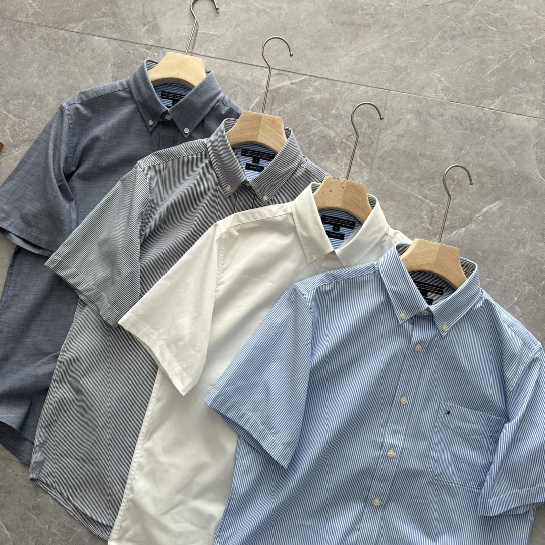 特价p70💰【放心卖库存充足！尺码齐全】低价跑量，不退换❗tommy汤米最新款！东莞联泰益达代工出货！他家常年代工Polo，Tommy！有大码！
夏季新款一批T家原货短袖衬衫福利给大家！
主要是现阶段市面流通的优质衬衫非常少！夏天男人没有一件硬核衬衫总说不过去！
这次还是联泰公司的货！非常稳的原货！
签了协议：保留领标和部分水洗标！三联吊牌一律拆除！这次带来的是定织面料衬衫，高端全棉牛津纺！
相对纯色衬衫来说，定织印花衬衫的价格要高到1.5倍！这款衬衫采用60支定织的牛津纺面料
经过水洗工艺后，手感非常细腻舒适
小尖扣领设计，时尚大气
精致裁剪，版型没的说，后背工字褶分叉式后过肩！
欧版宽松版型，大个子的福利！

尺码：S到XXL
颜色：白色，灰色，蓝条纹，黑条纹

尺码		SM	L	XL	XXL
领围	39	40	41.5	43	44.5
胸围	106	110	118	122	127
腰围	102	106	114	118	123
肩宽	44	47	48	50	52
衣长	73.5	75	78.5	79	81
袖长	23.5	24.5	25.2	25.8	26.4

S适合120到140斤
M适合145到160斤
L适合165到180斤
XL适合185到195斤
2xL适合200斤左右