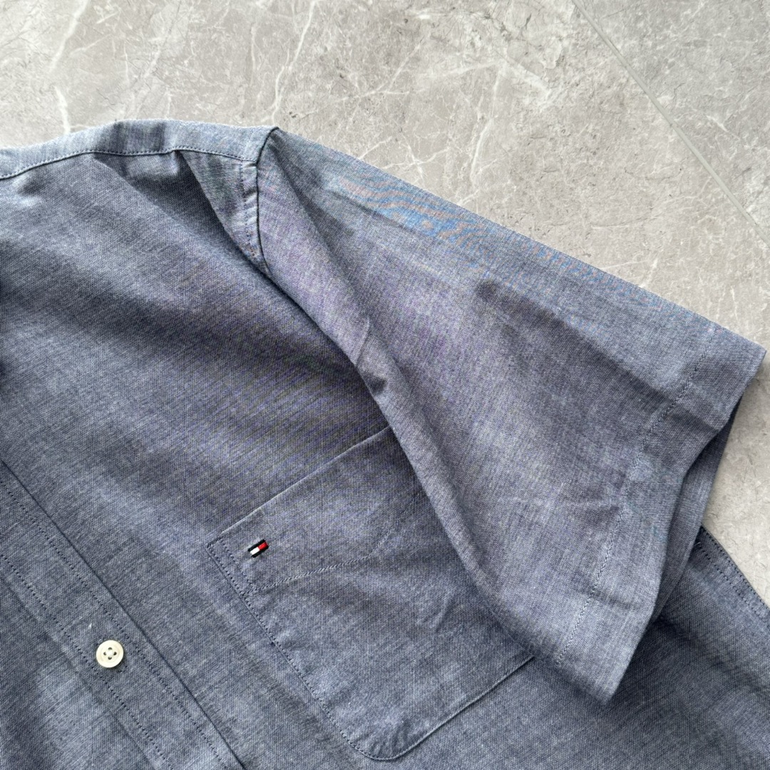 特价p70💰【放心卖库存充足！尺码齐全】低价跑量，不退换❗tommy汤米最新款！东莞联泰益达代工出货！他家常年代工Polo，Tommy！有大码！
夏季新款一批T家原货短袖衬衫福利给大家！
主要是现阶段市面流通的优质衬衫非常少！夏天男人没有一件硬核衬衫总说不过去！
这次还是联泰公司的货！非常稳的原货！
签了协议：保留领标和部分水洗标！三联吊牌一律拆除！这次带来的是定织面料衬衫，高端全棉牛津纺！
相对纯色衬衫来说，定织印花衬衫的价格要高到1.5倍！这款衬衫采用60支定织的牛津纺面料
经过水洗工艺后，手感非常细腻舒适
小尖扣领设计，时尚大气
精致裁剪，版型没的说，后背工字褶分叉式后过肩！
欧版宽松版型，大个子的福利！

尺码：S到XXL
颜色：白色，灰色，蓝条纹，黑条纹

尺码		SM	L	XL	XXL
领围	39	40	41.5	43	44.5
胸围	106	110	118	122	127
腰围	102	106	114	118	123
肩宽	44	47	48	50	52
衣长	73.5	75	78.5	79	81
袖长	23.5	24.5	25.2	25.8	26.4

S适合120到140斤
M适合145到160斤
L适合165到180斤
XL适合185到195斤
2xL适合200斤左右