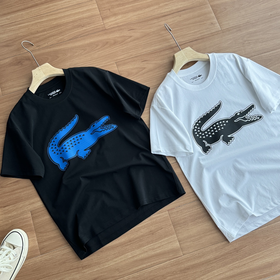 发70💰!【LACOSTE法国鳄鱼】经典纯棉圆领T恤 | 法式优雅,穿在身上的永恒品味!🐊 标志性鳄鱼,跃动经典!胸前那只 精致绿色小鳄鱼,「LACOSTE」品牌名,无声宣告你的不凡格调。源自网球场的传奇基因,将法式慵懒与运动优雅完美融合,🎨 双色演绎,气质双生!静谧藏蓝深邃如海,蕴藏睿智沉稳;纯净本白清新似云,自带轻盈高级感。两款经典纯色,轻松驾驭通勤、约会、度假、沙龙等多元场景,打造不费力的时髦,👕 亲肤纯棉,呼吸般舒适!精选100%优质棉,触感柔软透气,贴身不闷热。利落修身剪裁,廓形恰到好处,包容多种身材,日常穿着既有型又自在。
🌿 场景无限,百搭王者!
颜色 黑色 白色
码数 胸围 衣长 肩宽 袖长 身高(cm) 体重(斤)
M 50 68 49 23 155-170 100-120
L 52 70 51 24 155-175 120-140
XL 56 72 54 24 160-180 140-160
XXL 58 74 57 25 165-185 160-180
3XL 61 75 60 25 165-190 180-200
单位:CM尺码表数据仅供参考,由于人工测量,可能会存在1-3CM的偏差