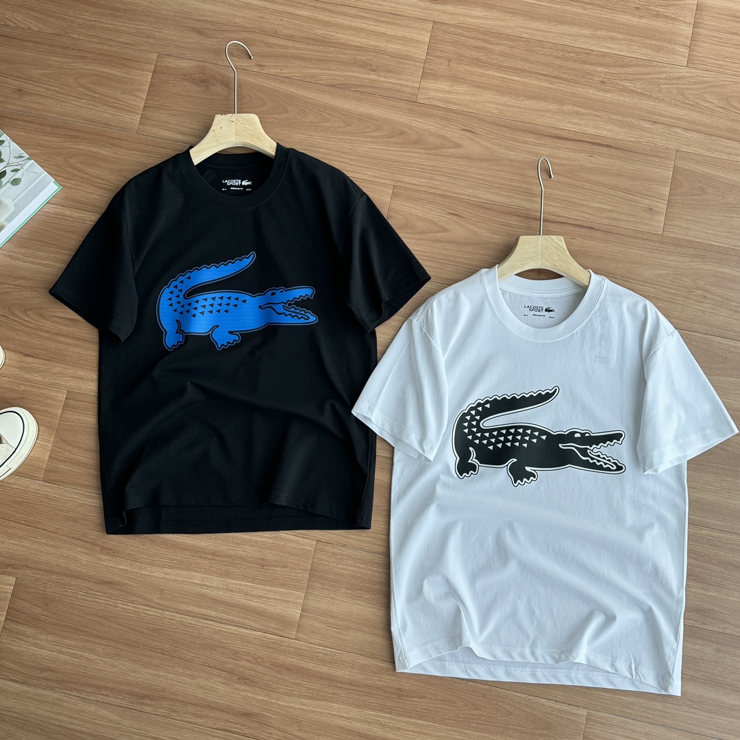 发70💰!【LACOSTE法国鳄鱼】经典纯棉圆领T恤 | 法式优雅,穿在身上的永恒品味!🐊 标志性鳄鱼,跃动经典!胸前那只 精致绿色小鳄鱼,「LACOSTE」品牌名,无声宣告你的不凡格调。源自网球场的传奇基因,将法式慵懒与运动优雅完美融合,🎨 双色演绎,气质双生!静谧藏蓝深邃如海,蕴藏睿智沉稳;纯净本白清新似云,自带轻盈高级感。两款经典纯色,轻松驾驭通勤、约会、度假、沙龙等多元场景,打造不费力的时髦,👕 亲肤纯棉,呼吸般舒适!精选100%优质棉,触感柔软透气,贴身不闷热。利落修身剪裁,廓形恰到好处,包容多种身材,日常穿着既有型又自在。
🌿 场景无限,百搭王者!
颜色 黑色 白色
码数 胸围 衣长 肩宽 袖长 身高(cm) 体重(斤)
M 50 68 49 23 155-170 100-120
L 52 70 51 24 155-175 120-140
XL 56 72 54 24 160-180 140-160
XXL 58 74 57 25 165-185 160-180
3XL 61 75 60 25 165-190 180-200
单位:CM尺码表数据仅供参考,由于人工测量,可能会存在1-3CM的偏差