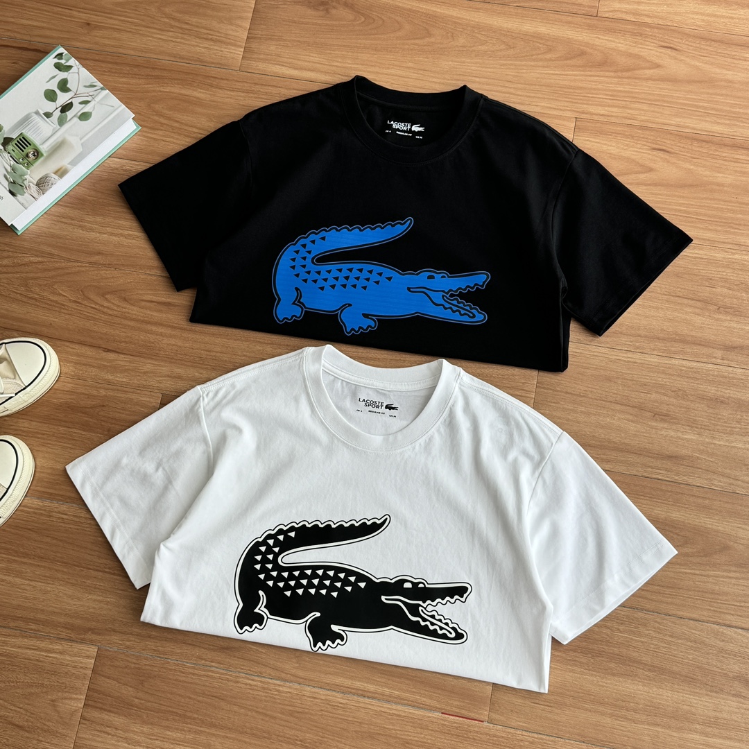 发70💰!【LACOSTE法国鳄鱼】经典纯棉圆领T恤 | 法式优雅,穿在身上的永恒品味!🐊 标志性鳄鱼,跃动经典!胸前那只 精致绿色小鳄鱼,「LACOSTE」品牌名,无声宣告你的不凡格调。源自网球场的传奇基因,将法式慵懒与运动优雅完美融合,🎨 双色演绎,气质双生!静谧藏蓝深邃如海,蕴藏睿智沉稳;纯净本白清新似云,自带轻盈高级感。两款经典纯色,轻松驾驭通勤、约会、度假、沙龙等多元场景,打造不费力的时髦,👕 亲肤纯棉,呼吸般舒适!精选100%优质棉,触感柔软透气,贴身不闷热。利落修身剪裁,廓形恰到好处,包容多种身材,日常穿着既有型又自在。
🌿 场景无限,百搭王者!
颜色 黑色 白色
码数 胸围 衣长 肩宽 袖长 身高(cm) 体重(斤)
M 50 68 49 23 155-170 100-120
L 52 70 51 24 155-175 120-140
XL 56 72 54 24 160-180 140-160
XXL 58 74 57 25 165-185 160-180
3XL 61 75 60 25 165-190 180-200
单位:CM尺码表数据仅供参考,由于人工测量,可能会存在1-3CM的偏差