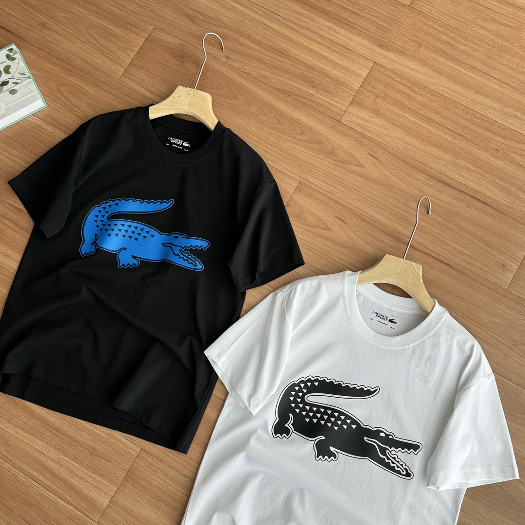 发70💰!【LACOSTE法国鳄鱼】经典纯棉圆领T恤 | 法式优雅,穿在身上的永恒品味!🐊 标志性鳄鱼,跃动经典!胸前那只 精致绿色小鳄鱼,「LACOSTE」品牌名,无声宣告你的不凡格调。源自网球场的传奇基因,将法式慵懒与运动优雅完美融合,🎨 双色演绎,气质双生!静谧藏蓝深邃如海,蕴藏睿智沉稳;纯净本白清新似云,自带轻盈高级感。两款经典纯色,轻松驾驭通勤、约会、度假、沙龙等多元场景,打造不费力的时髦,👕 亲肤纯棉,呼吸般舒适!精选100%优质棉,触感柔软透气,贴身不闷热。利落修身剪裁,廓形恰到好处,包容多种身材,日常穿着既有型又自在。
🌿 场景无限,百搭王者!
颜色 黑色 白色
码数 胸围 衣长 肩宽 袖长 身高(cm) 体重(斤)
M 50 68 49 23 155-170 100-120
L 52 70 51 24 155-175 120-140
XL 56 72 54 24 160-180 140-160
XXL 58 74 57 25 165-185 160-180
3XL 61 75 60 25 165-190 180-200
单位:CM尺码表数据仅供参考,由于人工测量,可能会存在1-3CM的偏差