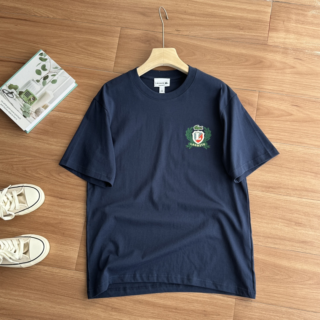 发70💰!【LACOSTE法国鳄鱼】经典纯棉圆领T恤 | 法式优雅,穿在身上的永恒品味!🐊 标志性鳄鱼,跃动经典!胸前那只 精致绿色小鳄鱼,「LACOSTE」品牌名,无声宣告你的不凡格调。源自网球场的传奇基因,将法式慵懒与运动优雅完美融合,🎨单色演绎,气质双生!静谧藏蓝深邃如海,蕴藏睿智沉稳;纯净本白清新似云,自带轻盈高级感。两款经典纯色,轻松驾驭通勤、约会、度假、沙龙等多元场景,打造不费力的时髦,👕 亲肤纯棉,呼吸般舒适!精选100%优质棉,触感柔软透气,贴身不闷热。利落修身剪裁,廓形恰到好处,包容多种身材,日常穿着既有型又自在。
🌿 场景无限,百搭王者!
颜色 米白 藏青 咖色
码数 胸围 衣长 肩宽 袖长 身高(cm) 体重(斤)
M 50 68 49 23 155-170 100-120
L 52 70 51 24 155-175 120-140
XL 56 72 54 24 160-180 140-160
XXL 58 74 57 25 165-185 160-180
3XL 61 75 60 25 165-190 180-200
单位:CM尺码表数据仅供参考,由于人工测量,可能会存在1-3CM的偏差