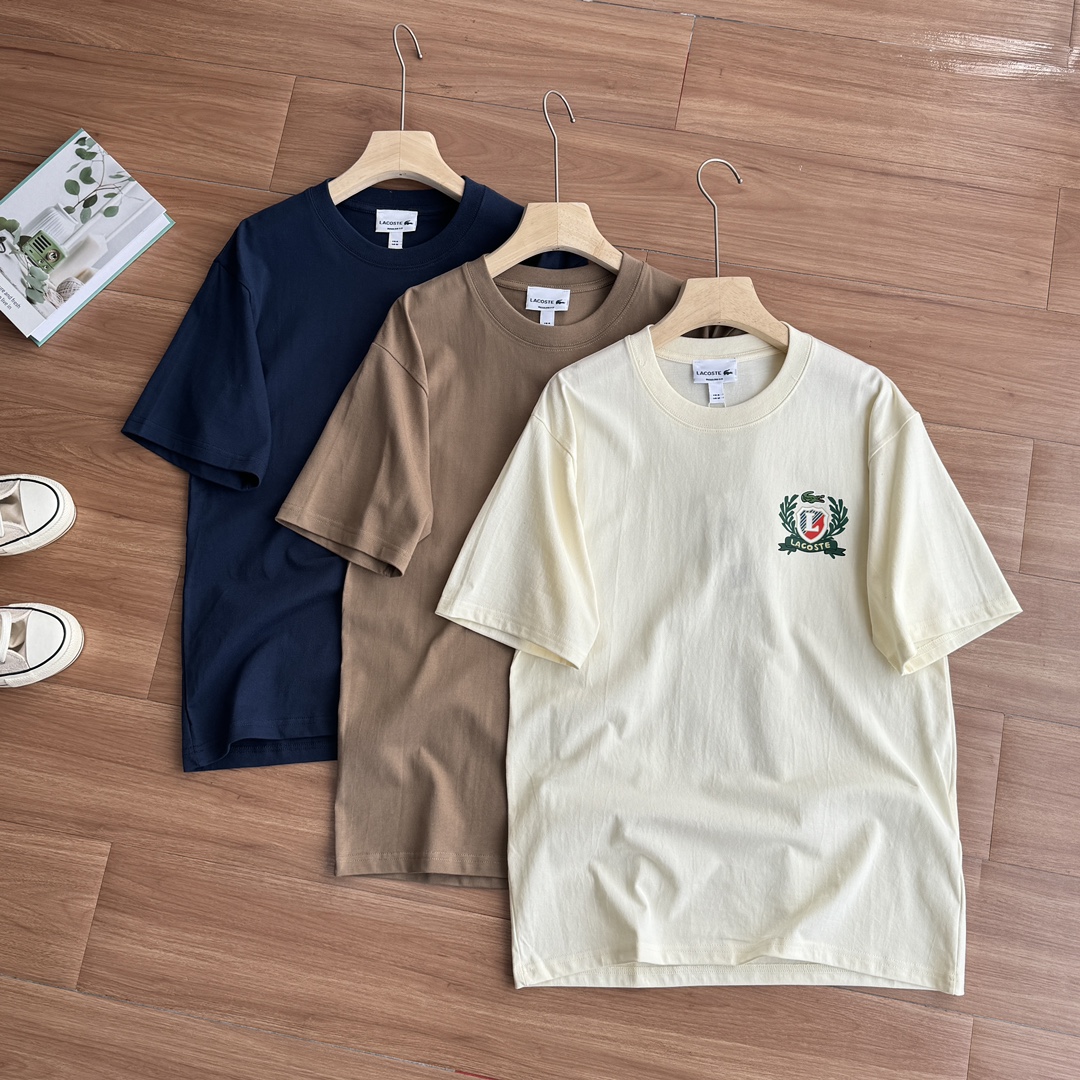 发70💰!【LACOSTE法国鳄鱼】经典纯棉圆领T恤 | 法式优雅,穿在身上的永恒品味!🐊 标志性鳄鱼,跃动经典!胸前那只 精致绿色小鳄鱼,「LACOSTE」品牌名,无声宣告你的不凡格调。源自网球场的传奇基因,将法式慵懒与运动优雅完美融合,🎨单色演绎,气质双生!静谧藏蓝深邃如海,蕴藏睿智沉稳;纯净本白清新似云,自带轻盈高级感。两款经典纯色,轻松驾驭通勤、约会、度假、沙龙等多元场景,打造不费力的时髦,👕 亲肤纯棉,呼吸般舒适!精选100%优质棉,触感柔软透气,贴身不闷热。利落修身剪裁,廓形恰到好处,包容多种身材,日常穿着既有型又自在。
🌿 场景无限,百搭王者!
颜色 米白 藏青 咖色
码数 胸围 衣长 肩宽 袖长 身高(cm) 体重(斤)
M 50 68 49 23 155-170 100-120
L 52 70 51 24 155-175 120-140
XL 56 72 54 24 160-180 140-160
XXL 58 74 57 25 165-185 160-180
3XL 61 75 60 25 165-190 180-200
单位:CM尺码表数据仅供参考,由于人工测量,可能会存在1-3CM的偏差