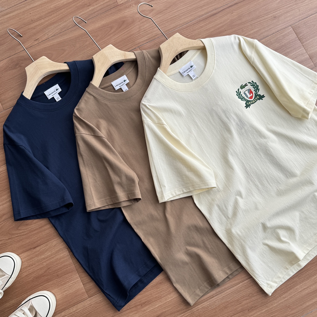 发70💰!【LACOSTE法国鳄鱼】经典纯棉圆领T恤 | 法式优雅,穿在身上的永恒品味!🐊 标志性鳄鱼,跃动经典!胸前那只 精致绿色小鳄鱼,「LACOSTE」品牌名,无声宣告你的不凡格调。源自网球场的传奇基因,将法式慵懒与运动优雅完美融合,🎨单色演绎,气质双生!静谧藏蓝深邃如海,蕴藏睿智沉稳;纯净本白清新似云,自带轻盈高级感。两款经典纯色,轻松驾驭通勤、约会、度假、沙龙等多元场景,打造不费力的时髦,👕 亲肤纯棉,呼吸般舒适!精选100%优质棉,触感柔软透气,贴身不闷热。利落修身剪裁,廓形恰到好处,包容多种身材,日常穿着既有型又自在。
🌿 场景无限,百搭王者!
颜色 米白 藏青 咖色
码数 胸围 衣长 肩宽 袖长 身高(cm) 体重(斤)
M 50 68 49 23 155-170 100-120
L 52 70 51 24 155-175 120-140
XL 56 72 54 24 160-180 140-160
XXL 58 74 57 25 165-185 160-180
3XL 61 75 60 25 165-190 180-200
单位:CM尺码表数据仅供参考,由于人工测量,可能会存在1-3CM的偏差