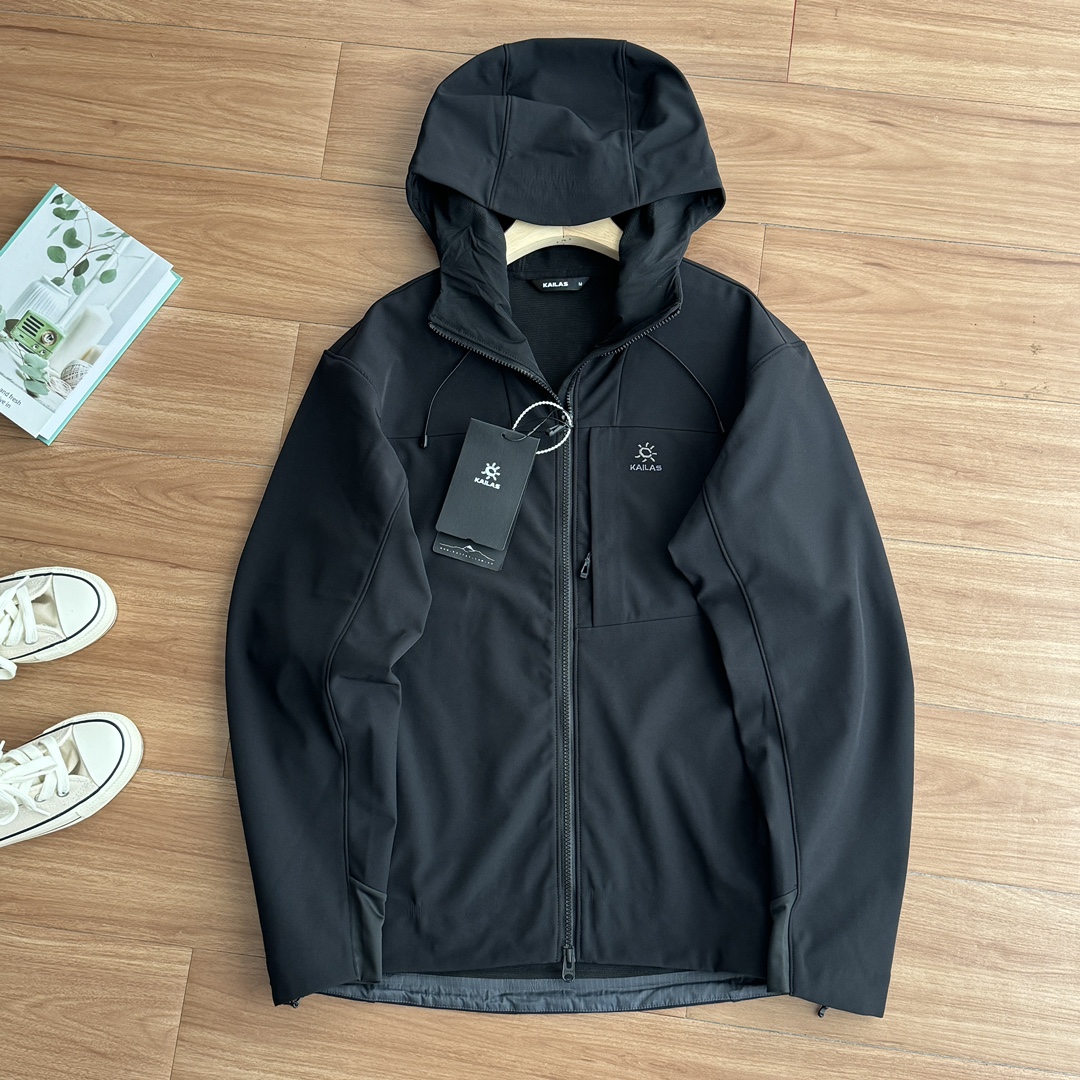发280💰！代工厂出货！原单好货！2025凯乐石KAILAS单口袋款式 M8系列IC连帽软壳外套防风防泼薄绒保暖户外登山徒步男，用途:春秋冬徒步
材质:主布面:88%锦纶12%氨纶，主布底:94%聚酯纤维5%氨纶1%锦纶配布:88%锦纶12%氨纶里布:聚酯纤维版型:合体版，专为湿冷风寒环境设计的保暖软壳，适合远足徒步且兼具城市日常，采用蓄热保暖面料，外层防风防泼，内里带有立体薄绒，轻盈、保暖且透气;同时面料富有弹性，保证活动自如。
导电原纱植入，有效防止静电带来的针刺感，防止衣物吸附灰尘，保持清洁。
·前胸和帽子区域采用贴合压胶工艺，防止湿气入侵的同时，衣身表面更精致平整。

颜色：黑色 
尺码：M-XXL  

M肩宽50胸围110袖长61衣长70
建议115-135斤
L肩宽51胸围114袖长62衣长72
建议135-155斤
XL肩宽53胸围118袖长63衣长74
建议155-175斤
XXL肩宽54胸围122袖长64衣长76
建议175-200斤
