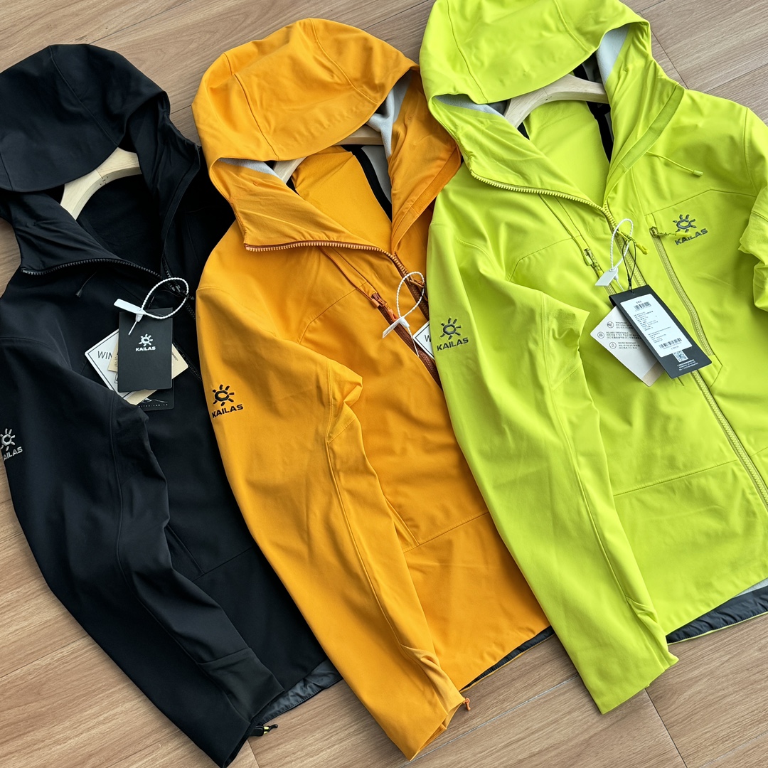 发290💰!高端原厂订单好货!全身无缝拼接的压胶工艺,凯*石M8IC-PRO连帽软壳衣外套防风户外外套,专为攀冰和技术攀登设计的高性能软壳,兼备防风抗水保暖,高透汽,运动延展性能。
·采用高性能区域设计,分为防风保暖区,保暖透汽区,弹力透汽区。
防风保暖区采用GORE-TEX WINDSTOPPER 3L防风保暖科技面料,外层耐久防风抗水,轻质抓绒内里保暖舒适,有效应对高海拔强风天气。
"背部保暖透汽区采用2L面料更柔软,保暖透气。
·腋下弹力透汽区采用单层透汽面料,强化汗水快速蒸发,让身体保持舒适干爽。
不
技术型攀登版型设计,满足高强度运动延展。
颜色:黑色 橘色 荧光绿
尺码:M-XXL
尺码表:
M肩宽50胸围112衣长71袖长64
建议120-140斤以内
L肩宽51胸围116衣长72袖长65
建议140-160斤以内
XL肩宽52胸围120衣长73袖长66
建议160-180以内
XXL肩宽53胸围124衣长74袖长67
建议180-200斤