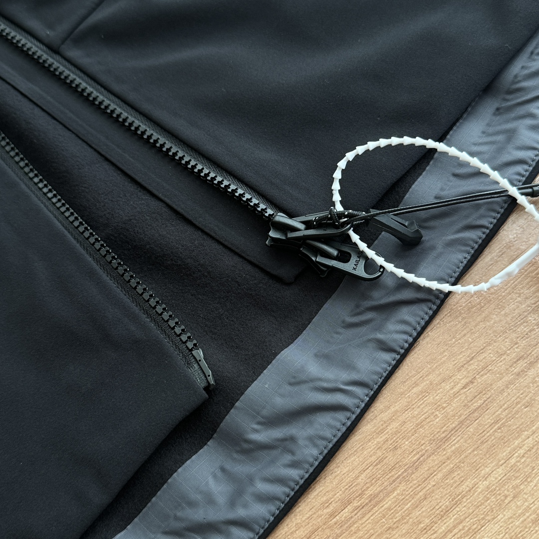 发290💰!高端原厂订单好货!全身无缝拼接的压胶工艺,凯*石M8IC-PRO连帽软壳衣外套防风户外外套,专为攀冰和技术攀登设计的高性能软壳,兼备防风抗水保暖,高透汽,运动延展性能。
·采用高性能区域设计,分为防风保暖区,保暖透汽区,弹力透汽区。
防风保暖区采用GORE-TEX WINDSTOPPER 3L防风保暖科技面料,外层耐久防风抗水,轻质抓绒内里保暖舒适,有效应对高海拔强风天气。
"背部保暖透汽区采用2L面料更柔软,保暖透气。
·腋下弹力透汽区采用单层透汽面料,强化汗水快速蒸发,让身体保持舒适干爽。
不
技术型攀登版型设计,满足高强度运动延展。
颜色:黑色 橘色 荧光绿
尺码:M-XXL
尺码表:
M肩宽50胸围112衣长71袖长64
建议120-140斤以内
L肩宽51胸围116衣长72袖长65
建议140-160斤以内
XL肩宽52胸围120衣长73袖长66
建议160-180以内
XXL肩宽53胸围124衣长74袖长67
建议180-200斤