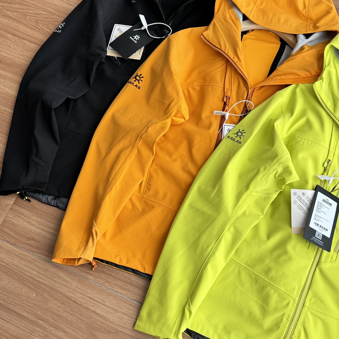 发290💰!高端原厂订单好货!全身无缝拼接的压胶工艺,凯*石M8IC-PRO连帽软壳衣外套防风户外外套,专为攀冰和技术攀登设计的高性能软壳,兼备防风抗水保暖,高透汽,运动延展性能。
·采用高性能区域设计,分为防风保暖区,保暖透汽区,弹力透汽区。
防风保暖区采用GORE-TEX WINDSTOPPER 3L防风保暖科技面料,外层耐久防风抗水,轻质抓绒内里保暖舒适,有效应对高海拔强风天气。
"背部保暖透汽区采用2L面料更柔软,保暖透气。
·腋下弹力透汽区采用单层透汽面料,强化汗水快速蒸发,让身体保持舒适干爽。
不
技术型攀登版型设计,满足高强度运动延展。
颜色:黑色 橘色 荧光绿
尺码:M-XXL
尺码表:
M肩宽50胸围112衣长71袖长64
建议120-140斤以内
L肩宽51胸围116衣长72袖长65
建议140-160斤以内
XL肩宽52胸围120衣长73袖长66
建议160-180以内
XXL肩宽53胸围124衣长74袖长67
建议180-200斤