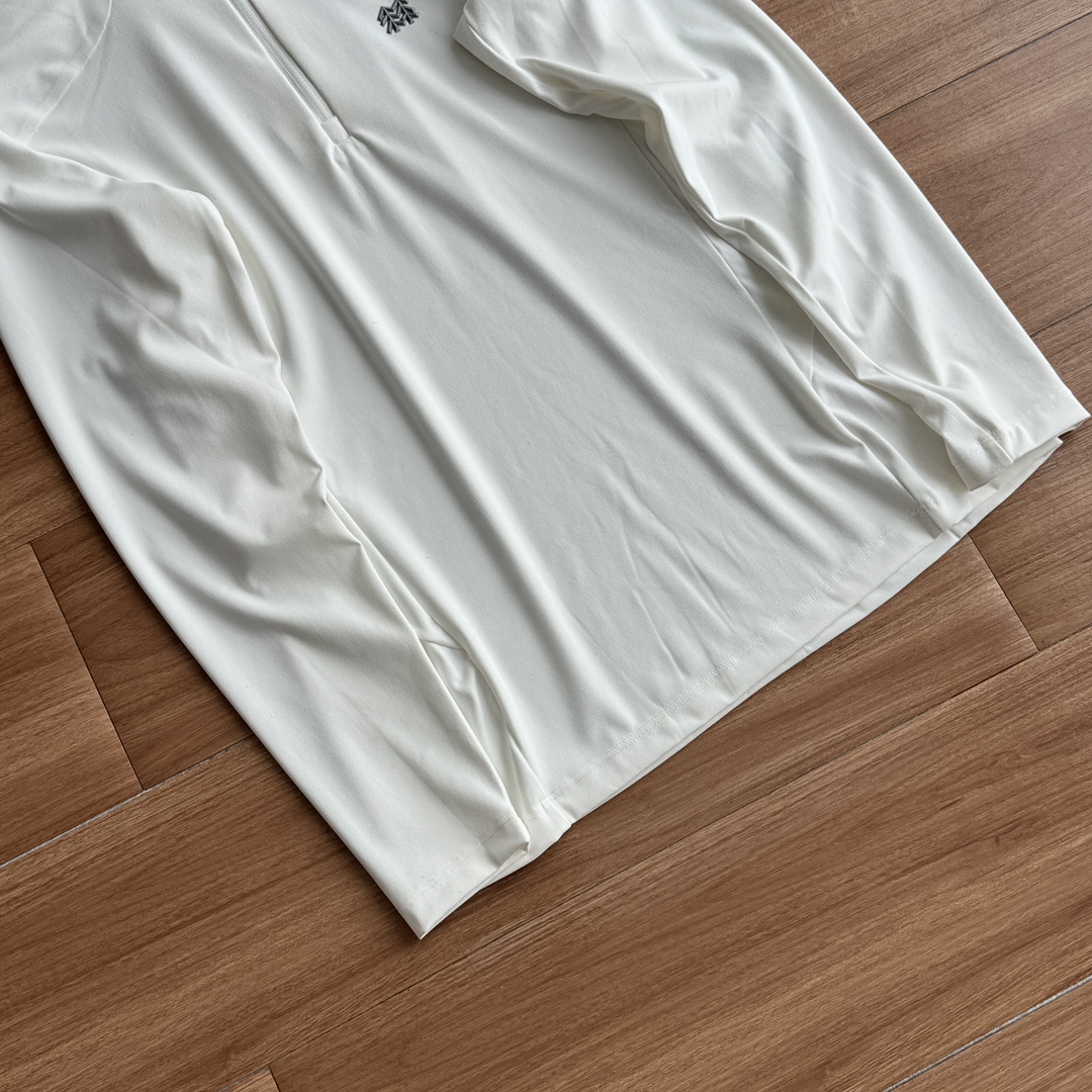 发120💰！kl女款打底衫女士户外休闲衣女款内搭微拉绒半拉链长袖T恤 半拉链户外运动长袖T恤，贸易公司渠道订单！高科技弹力运动面料，贴身穿着肤感软糯舒适！肩部侧边腰部多处裁剪拼接，上身贴合度完美，版型炒鸡显瘦遮肉，宽肩厚背的客户也可以闭眼入！做工细节处理很精致！这款为夏秋冬换季时节户外运动穿着设计的经典半拉链T恤，采用ISPO推荐S.FUNCTIONAL专业环保运动面料高度弹力，为运动时提供优秀的拉伸性和亲肤性，吸湿速干性能，确保穿着者拥有优质的运动体验，上身舒适度高，看似修身不紧身，无论家居还是户外首选款！简约的设计，延续户外经典，订制原版面料！独一无二！手感质感都是无敌的存在！高温固色！绝对不存在掉色的问题 面料采用进口Z定织定染全新面料，布面干净，布纹清晰，柔软舒适。釆用定染无色差。环保进口材料硅胶标立体美观。辅料三标齐全，原版货就这一波，尺码标准 喜欢的姐妹们可人手一件
颜色：黑色/白色
尺码：S    M     L     XL
袖长  55   56   57     58
肩宽37     38    39     40
胸围88     93    98     103
衣长59    60     61      62