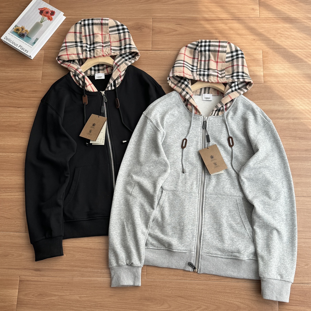 发165💰!秋季最新款B家格纹连帽拉链开衫卫衣外套!代购8000+重磅450克纯棉毛圈面料,亲肤舒适,手感细腻软糯!挺阔有弹力!上身显瘦有型!
B家经典格纹样式连帽造型,搭配纯色大身颜色,简约中带着经典味道!帽绳皮标缀饰!
颜色:黑色 灰色
尺码:M到XL
尺码: M-XXL
M 衣长70 胸围116袖长64 肩宽53 建议110-140斤
L 衣长72 胸围120 袖长65 肩宽54 建议140-160斤
XL 衣长74 胸围124 袖长66 肩宽55 建议160-180斤