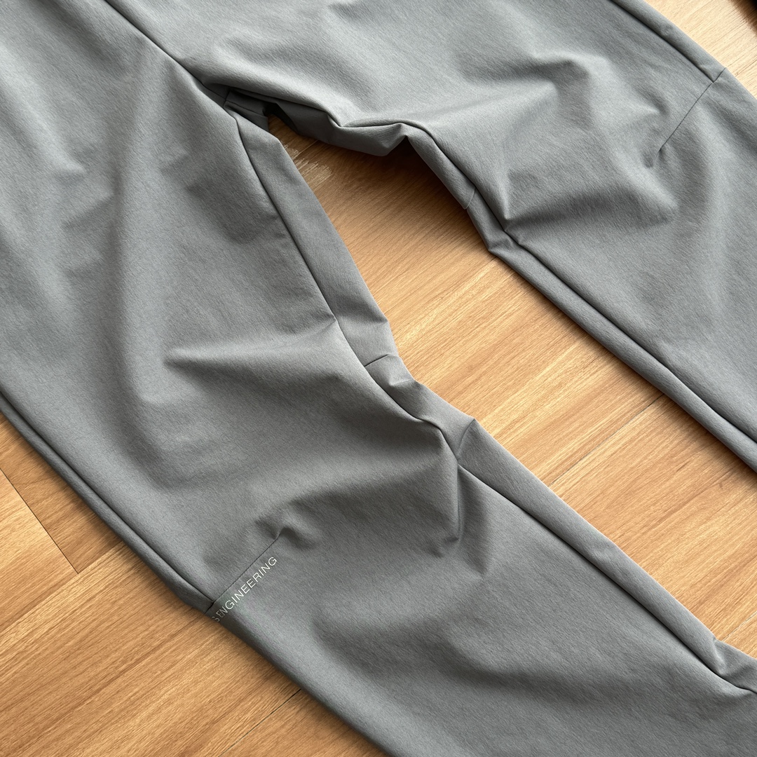 发145💰!On昂跑All-Day Joggers男长裤运动裤25年新款户外休闲防风防水软壳裤,线上900+,定制户外面料,防风防水户外全天候机能软壳裤,具备弹力,为户外穿越前不同地形带来轻便耐用体验,定制窄边拉链,结合高强度抗撕裂工艺,轻量化高品质体验,两侧拉链口袋,容量拉满,4D立体剪裁,专利户外徒步登山版型,贴合人体工学设计,日常户外徒步,运动跑步通勤百搭,喜欢的不要犹豫~
颜色:黑色 灰色
尺码:M-3XL
尺码 腰围 臀围 裤长 推荐
M 68 100 100 120斤
L76 104 102 135斤
XL 80 108 103 150斤
2XL 84 112 104 165斤
3XL 88 116 105 180斤
注:手工测量1-3cm误差