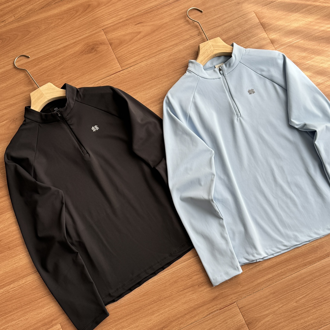 发120💰！秋冬新款克隆女款户外运动上衣露营半拉链长袖拉绒打底衫 ，新品高端修身版立领半拉链硅胶标 ，亲肤舒适易于打理！非常的简洁大气！无论什么年龄段穿起来都很大气。面料自带弹力，上身舒适度高，看似修身不紧身，无论家居还是户外首选款！简约的设计，延续户外经典，订制原版面料！独一无二！手感质感都是无敌的存在！高温固色！绝对不存在掉色的问题 面料采用进口Z定织定染全新面料，布面干净，布纹清晰，柔软舒适。釆用定染无色差。
环保进口材料硅胶标，立体美观。辅料三标齐全，原版货就这一波，女款必选。
颜色，黑色  浅蓝色 ，
尺码：插肩袖，修身版型。
M胸围108肩宽44袖长59.5衣长67（90-110斤左右穿）
L胸围112肩宽45.5袖长60衣长69（110-125斤左右穿）
XL胸围117肩宽47袖长61衣长71（125-140斤左右穿）