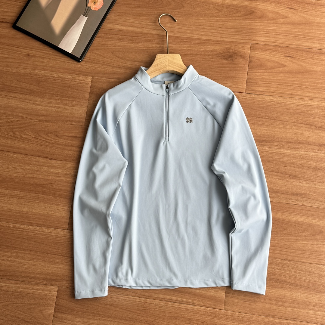 发120💰！秋冬新款克隆女款户外运动上衣露营半拉链长袖拉绒打底衫 ，新品高端修身版立领半拉链硅胶标 ，亲肤舒适易于打理！非常的简洁大气！无论什么年龄段穿起来都很大气。面料自带弹力，上身舒适度高，看似修身不紧身，无论家居还是户外首选款！简约的设计，延续户外经典，订制原版面料！独一无二！手感质感都是无敌的存在！高温固色！绝对不存在掉色的问题 面料采用进口Z定织定染全新面料，布面干净，布纹清晰，柔软舒适。釆用定染无色差。
环保进口材料硅胶标，立体美观。辅料三标齐全，原版货就这一波，女款必选。
颜色，黑色  浅蓝色 ，
尺码：插肩袖，修身版型。
M胸围108肩宽44袖长59.5衣长67（90-110斤左右穿）
L胸围112肩宽45.5袖长60衣长69（110-125斤左右穿）
XL胸围117肩宽47袖长61衣长71（125-140斤左右穿）